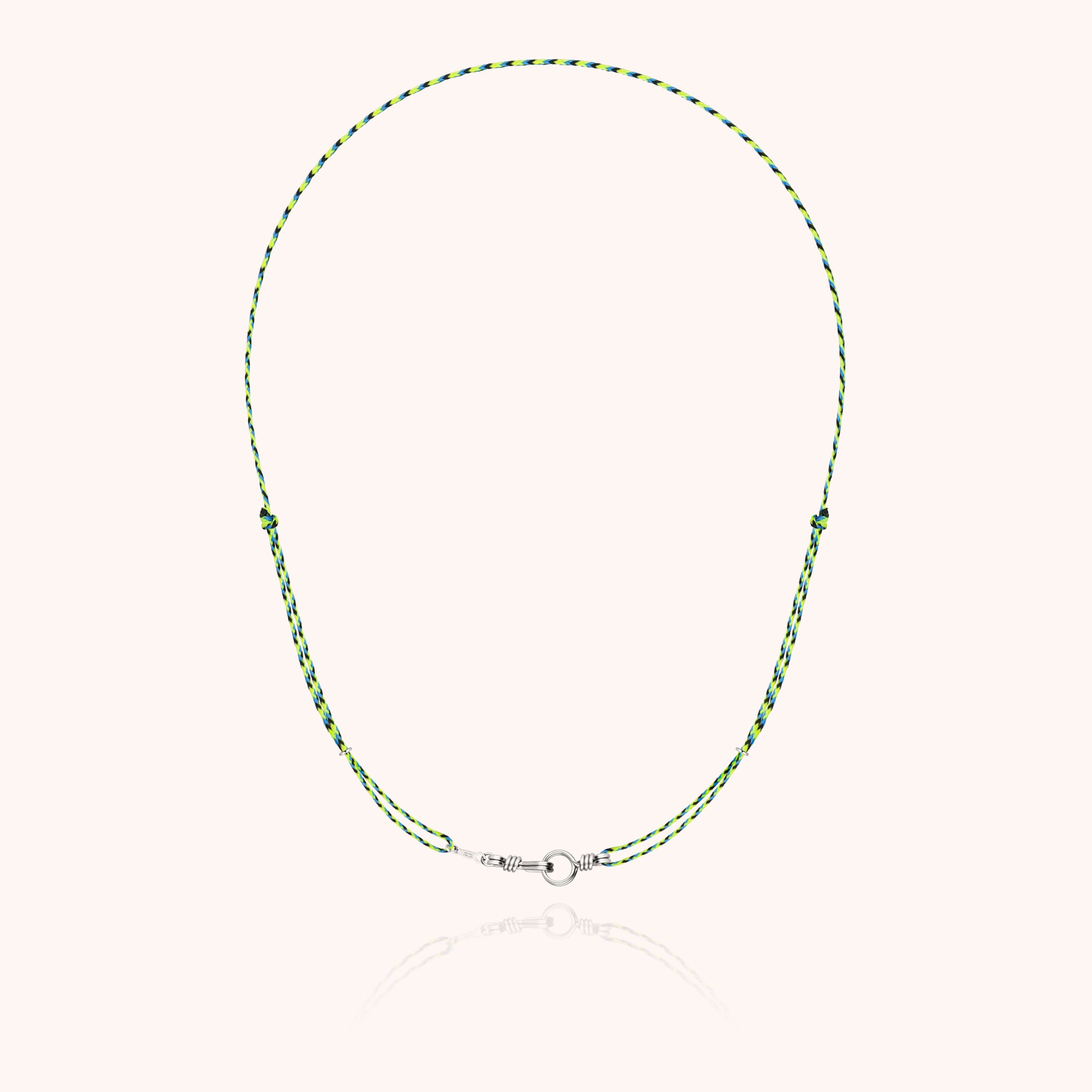 Collier Cordon Slim Knot Attache moi porté au cou — qualité artisanale garantie