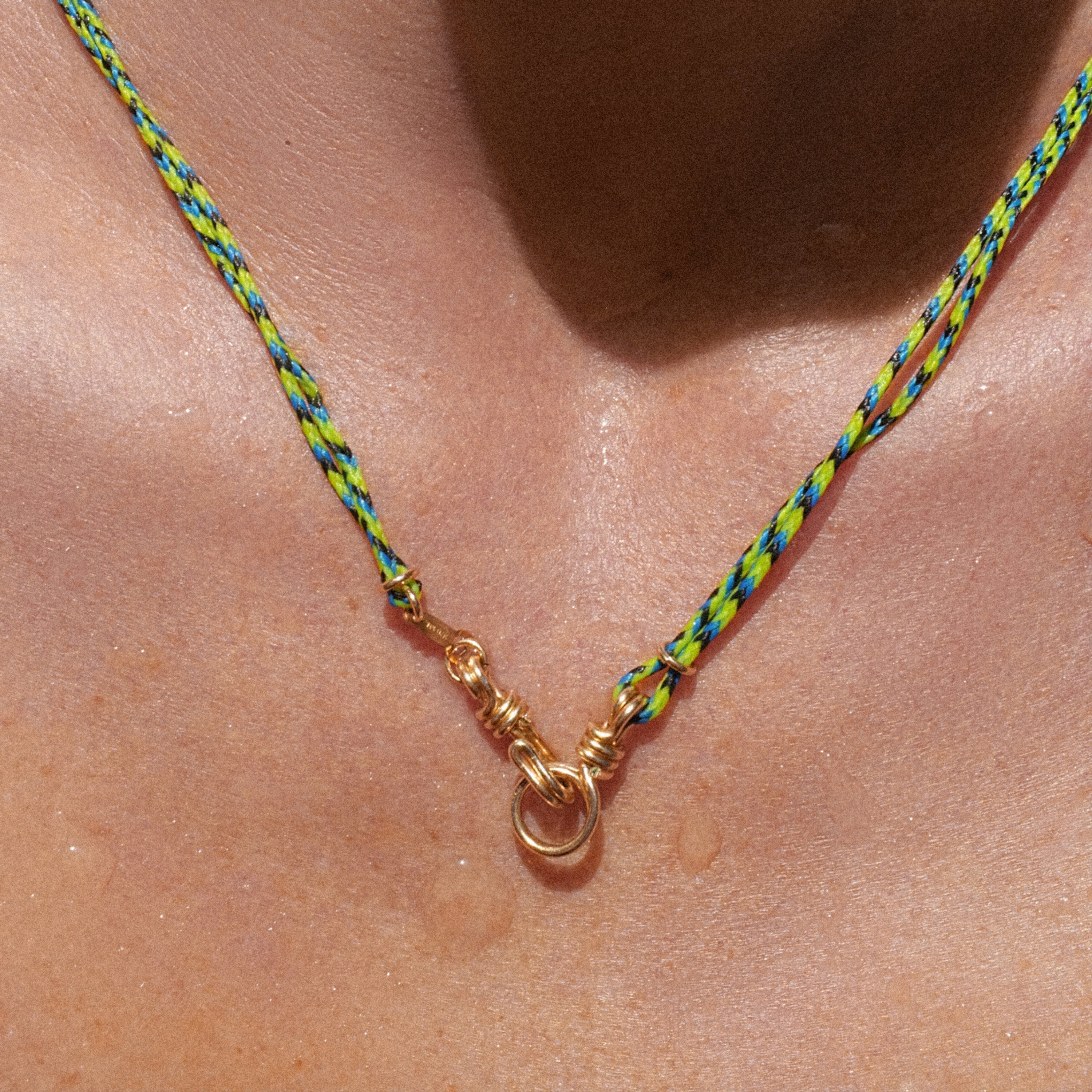 Collier Cordon Slim Knot Attache moi porté au cou — or jaune laminé livraison express sécurisée