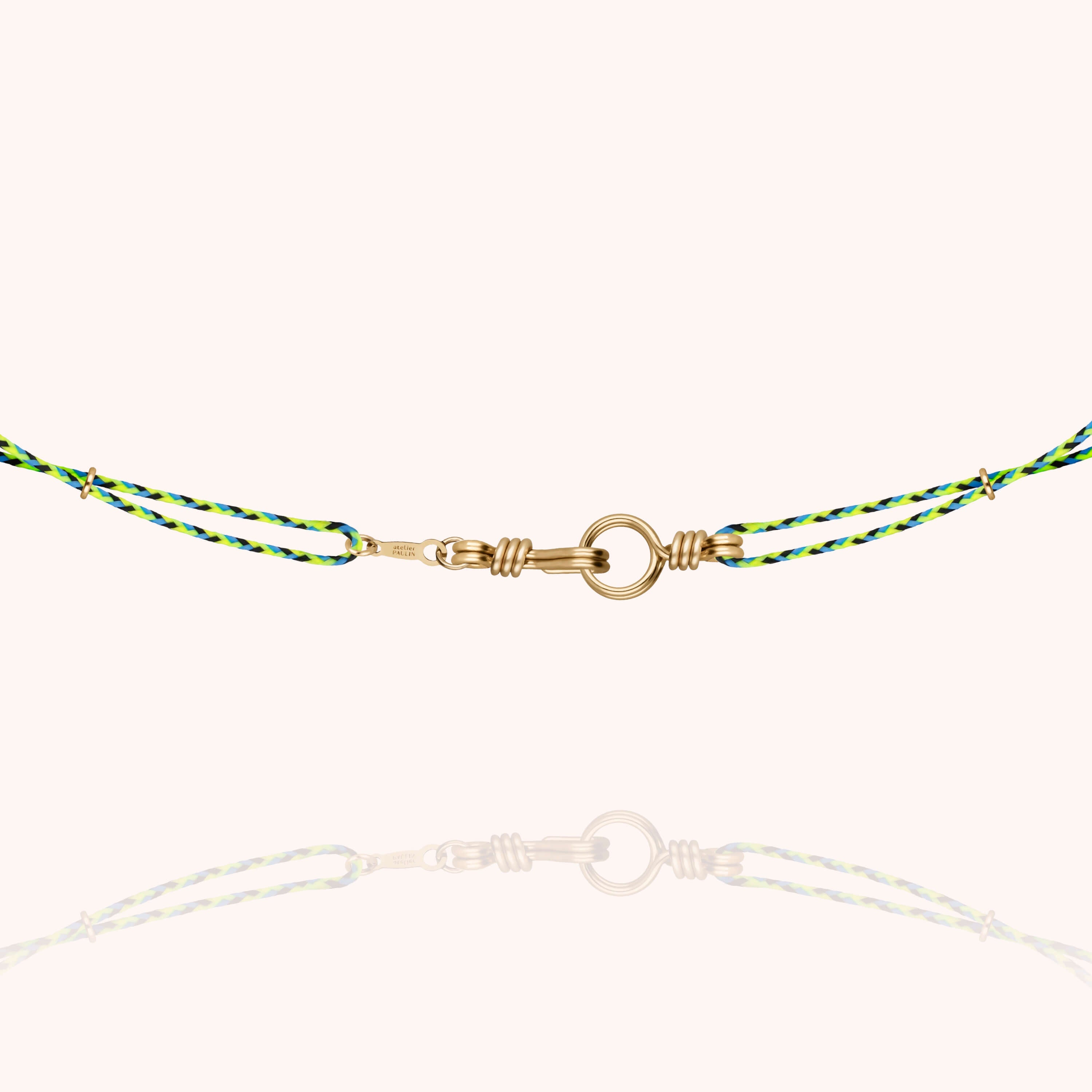 Collier Cordon Slim Knot Attache moi — gros plan sur le fermoir, or jaune laminé