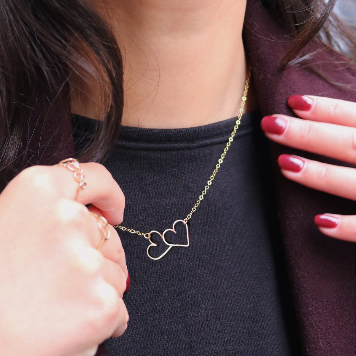 Dettaglio dei due cuori modellati a mano su Collana Donne Mi Il Tuo Cuore in filo d'oro laminato 14k