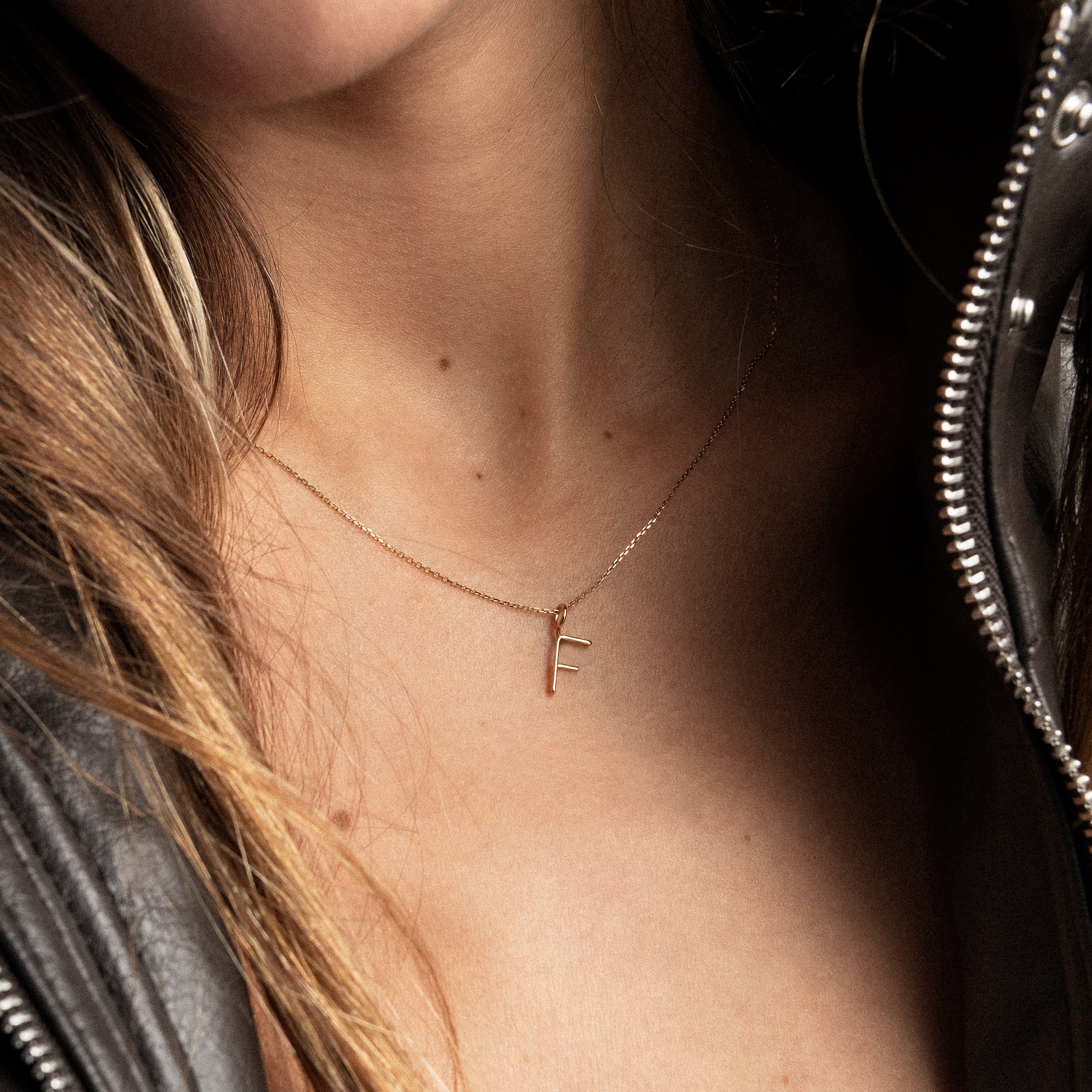 Collier Capital Initiale - or jaune 750/1000