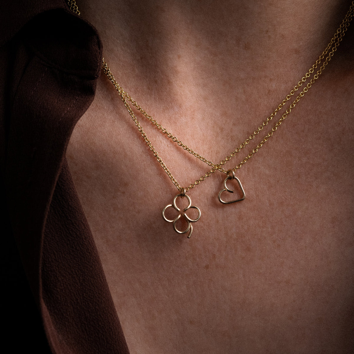 Kette Charms Lucky One Herz am Hals getragen - Gelbes Goldfilled, sichere Expresslieferung