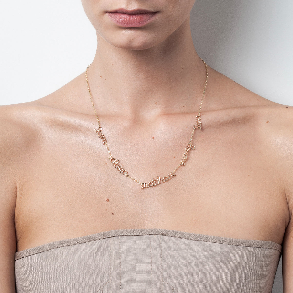 Collana Mantra Originale Personalizzata in filo d'oro giallo 18kt, portata al collo