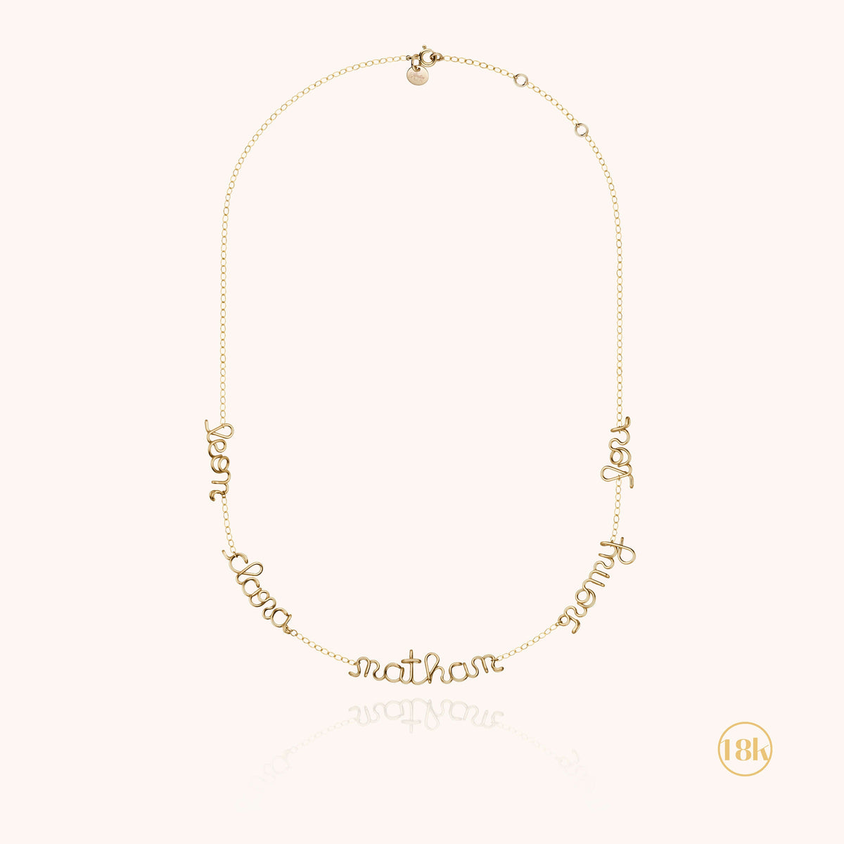 Dettaglio della modellatura a mano su Collana Mantra Originale Personalizzata in filo d'oro giallo 18kt