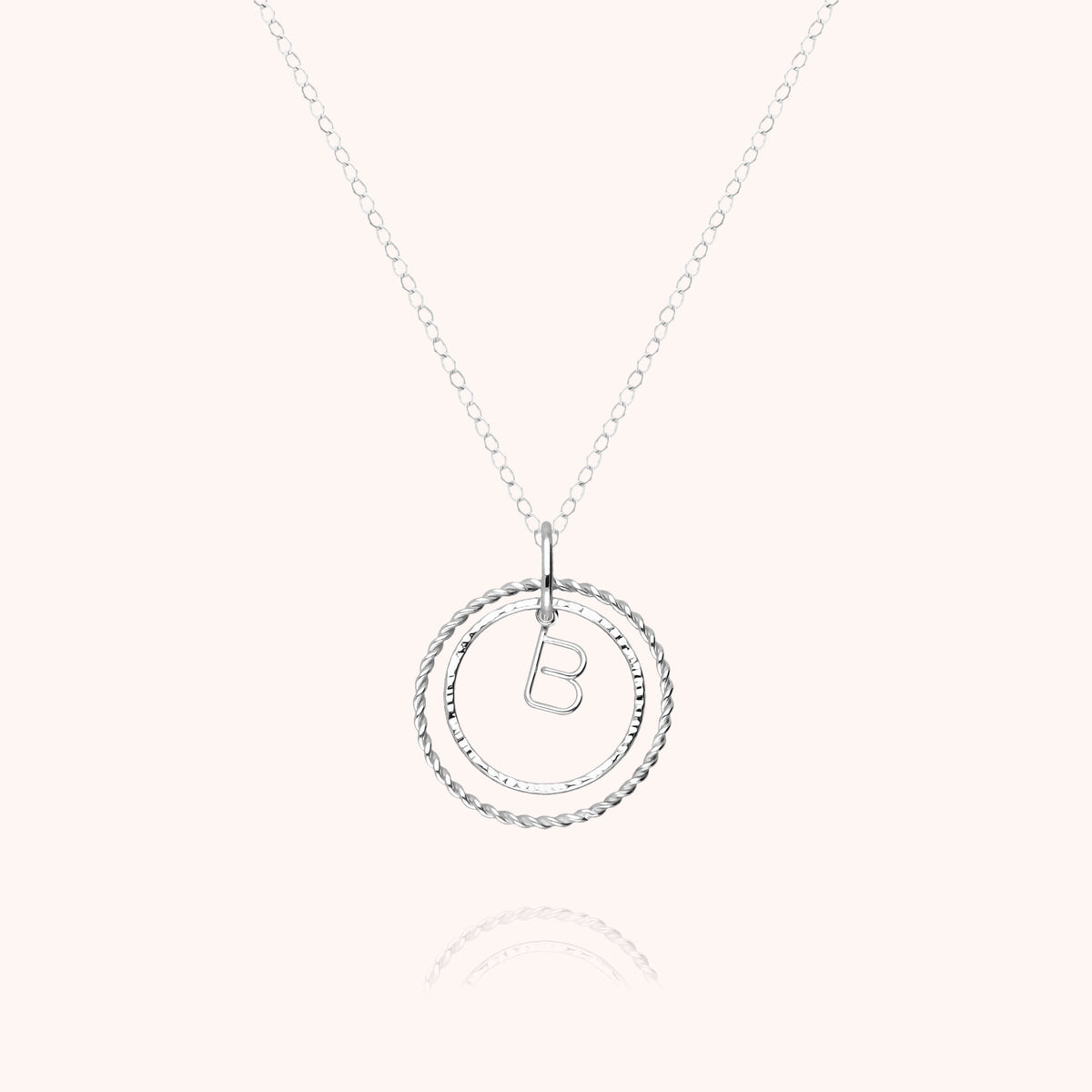 Primo piano del filo d'oro bianco 18kt su Collana Medaglia Iniziale
