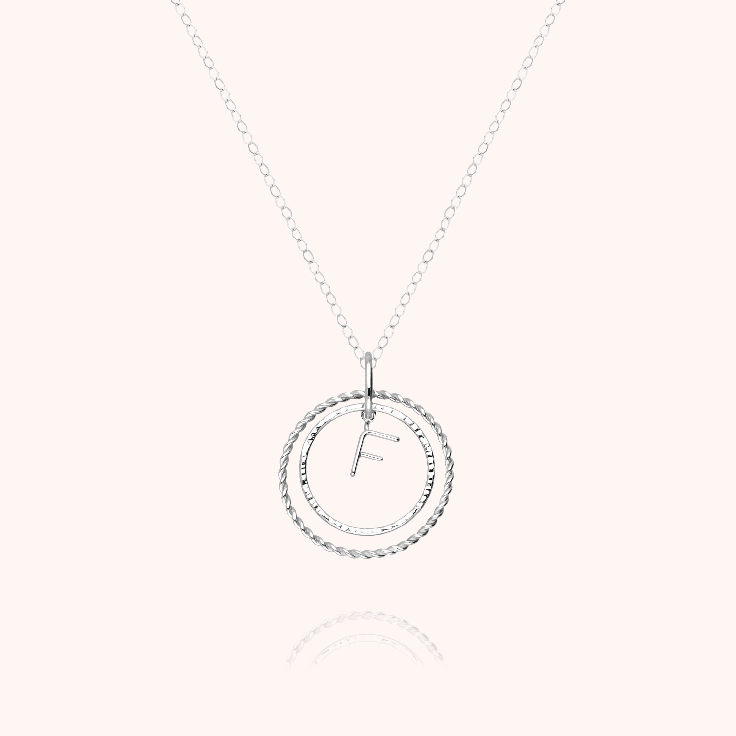 Collier Médaille Initiale en or blanc 18K — expédition sécurisée Paris