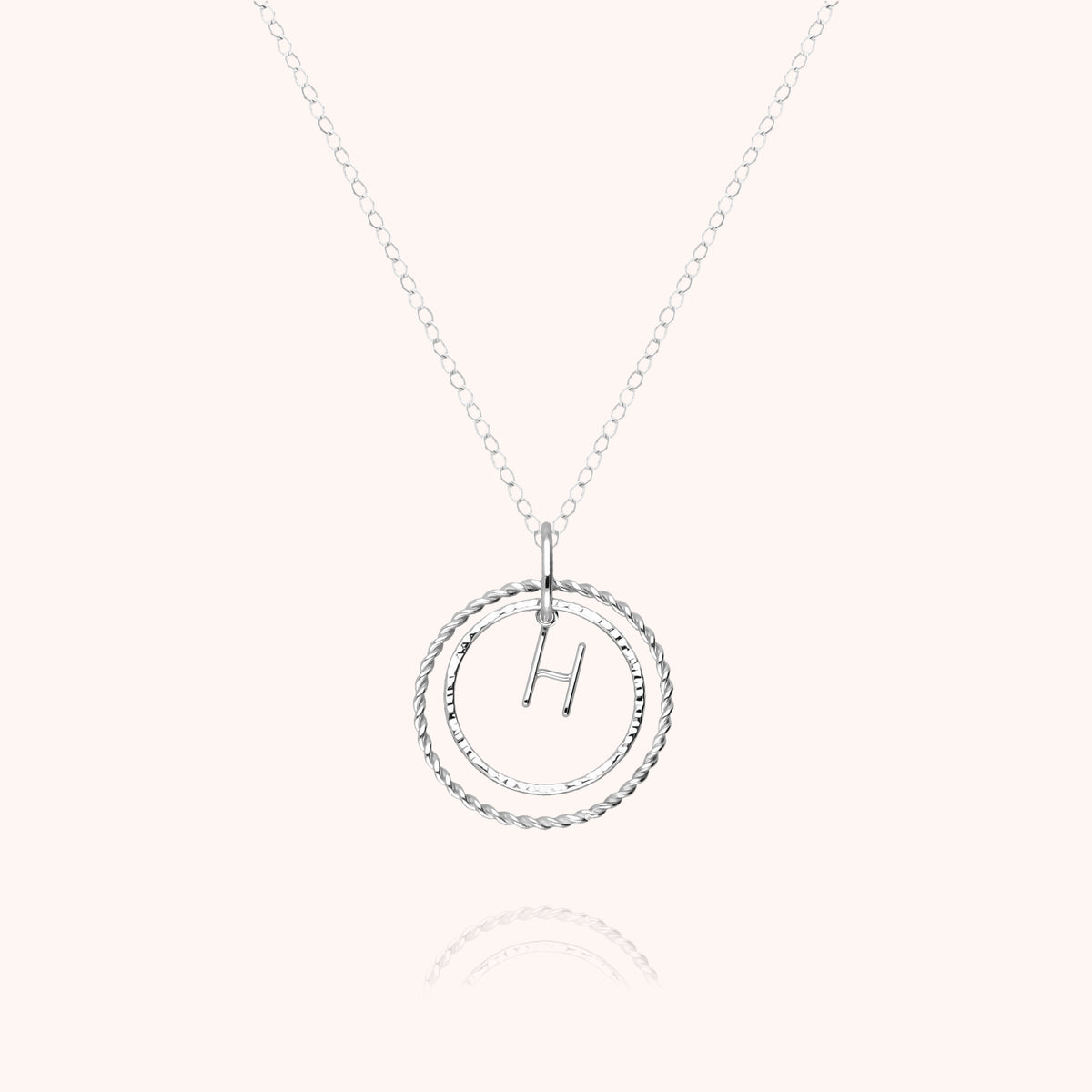 Collana Medaglia Iniziale, portata al collo