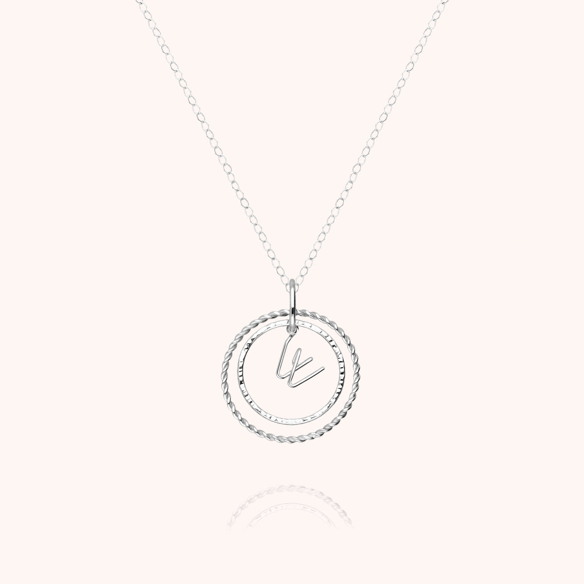 Collana Medaglia Iniziale, portata al collo