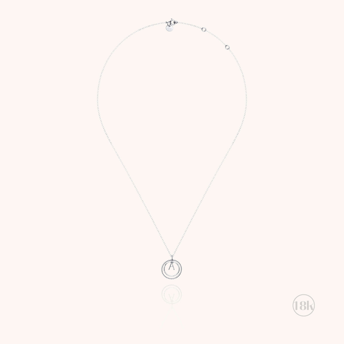 Collana Medaglia Iniziale in filo d'oro bianco 18kt, portata al collo