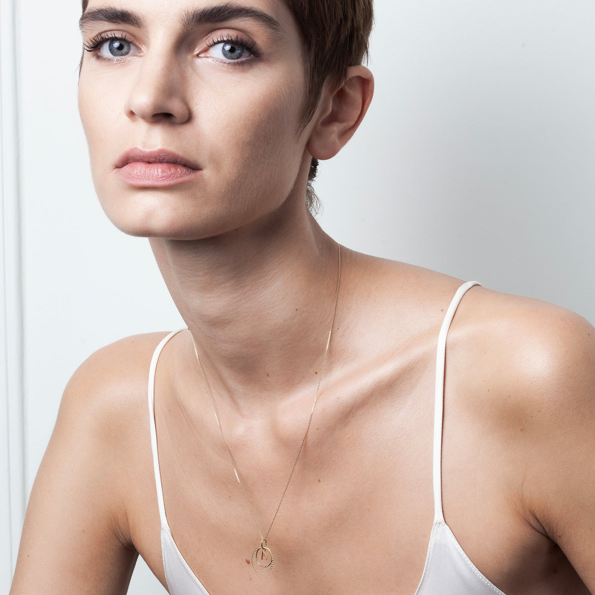 Kette Medaillon Initiale aus 18K Gelbgold — langlebiger Schmuck mit lebenslanger Garantie