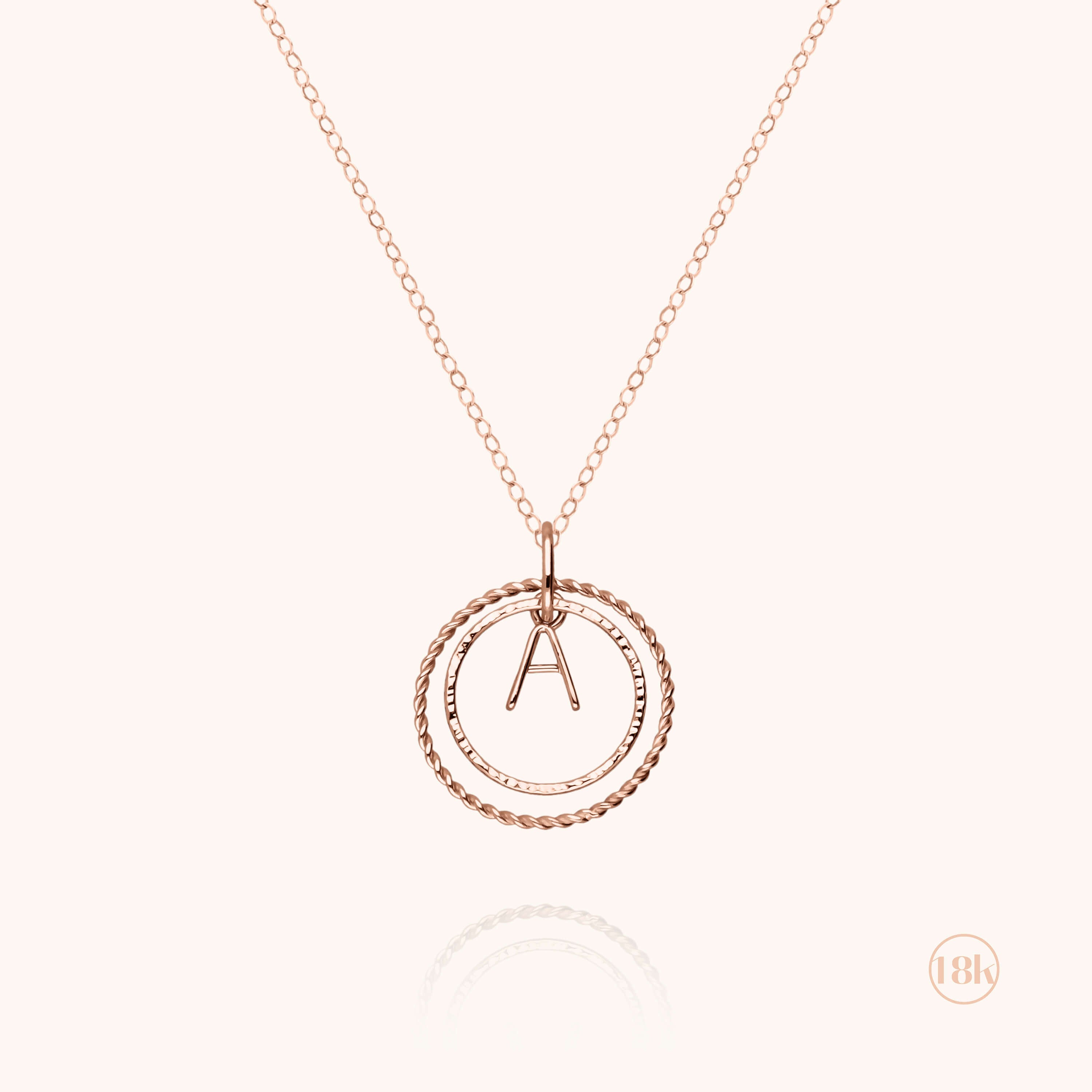 Collier Médaille Initiale en or rose 18K — façonné à la main à Paris