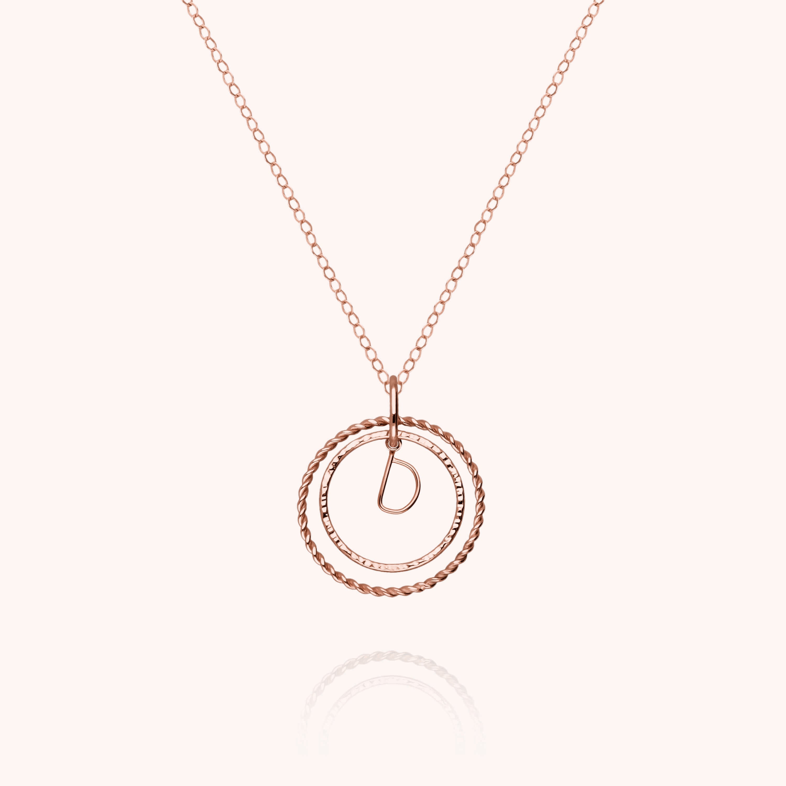 Collier Médaille Initiale en or rose 18K — qualité artisanale garantie