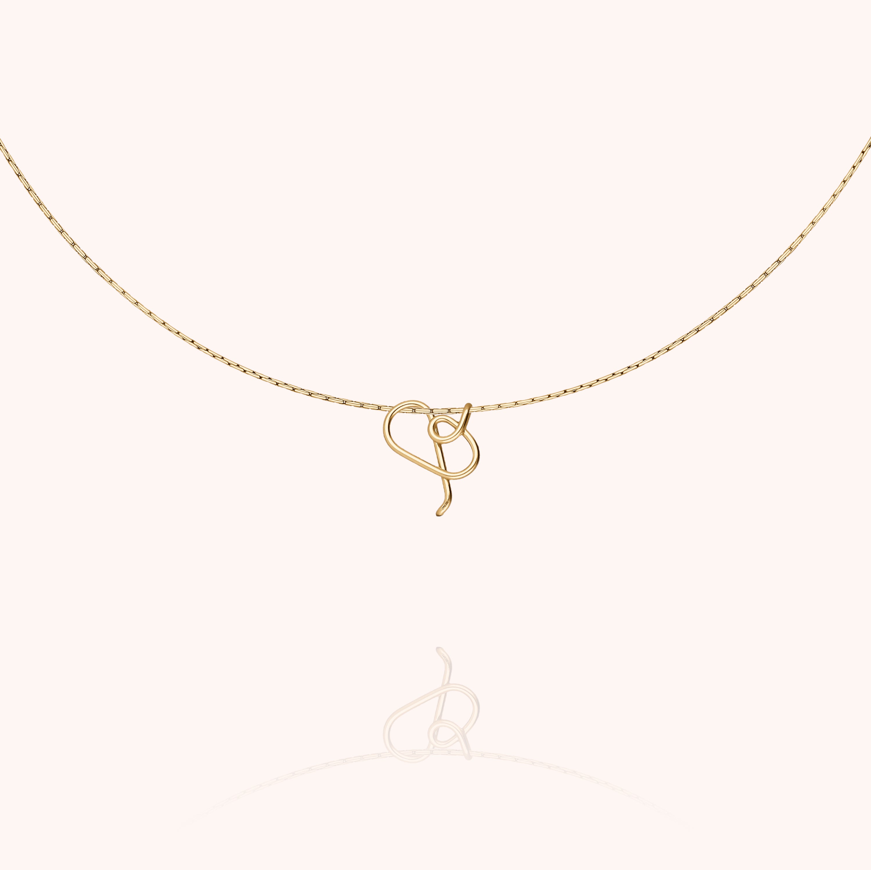 Collier Original Initiale — gros plan sur le fermoir, or jaune laminé