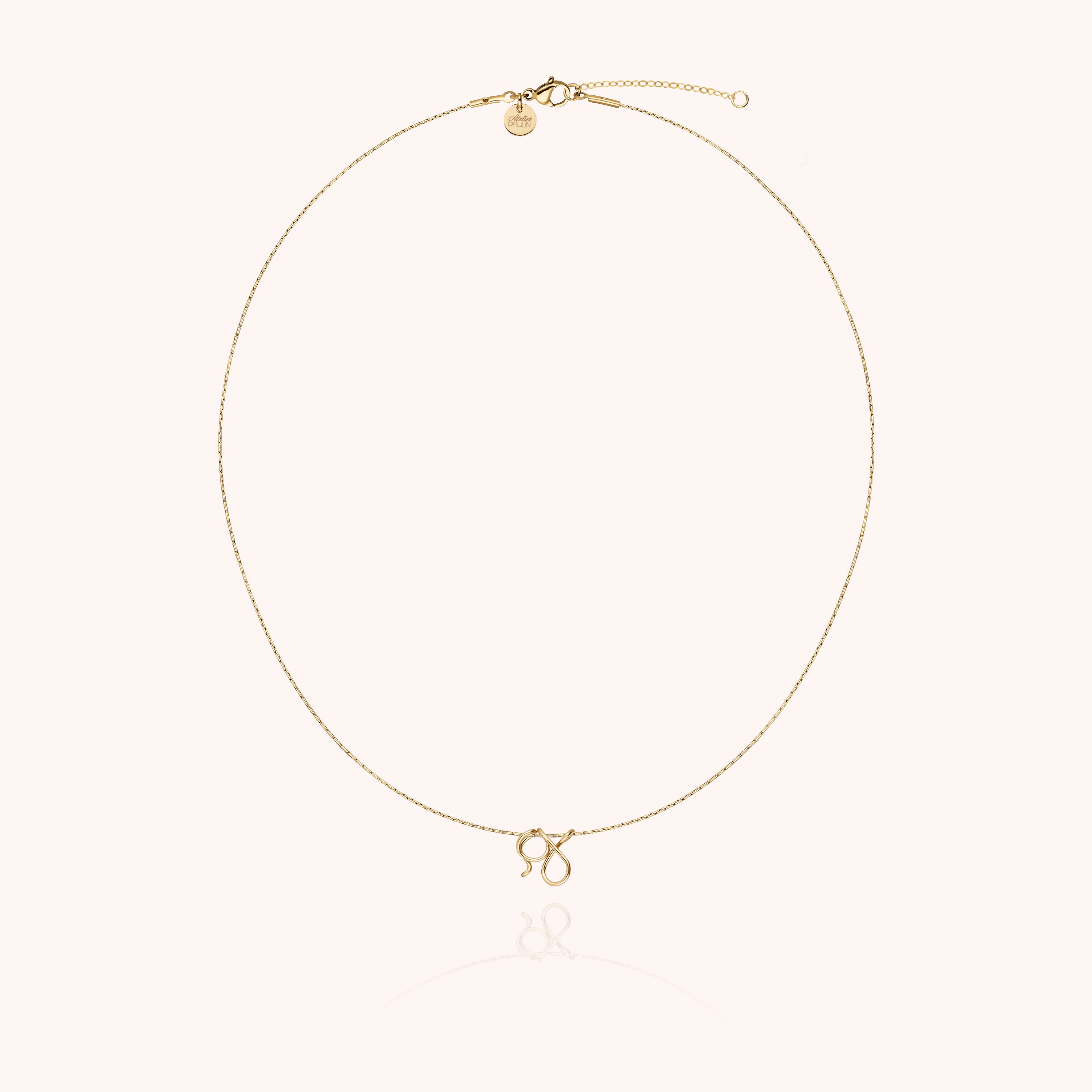 Collier Original Initiale porté au cou — qualité artisanale garantie