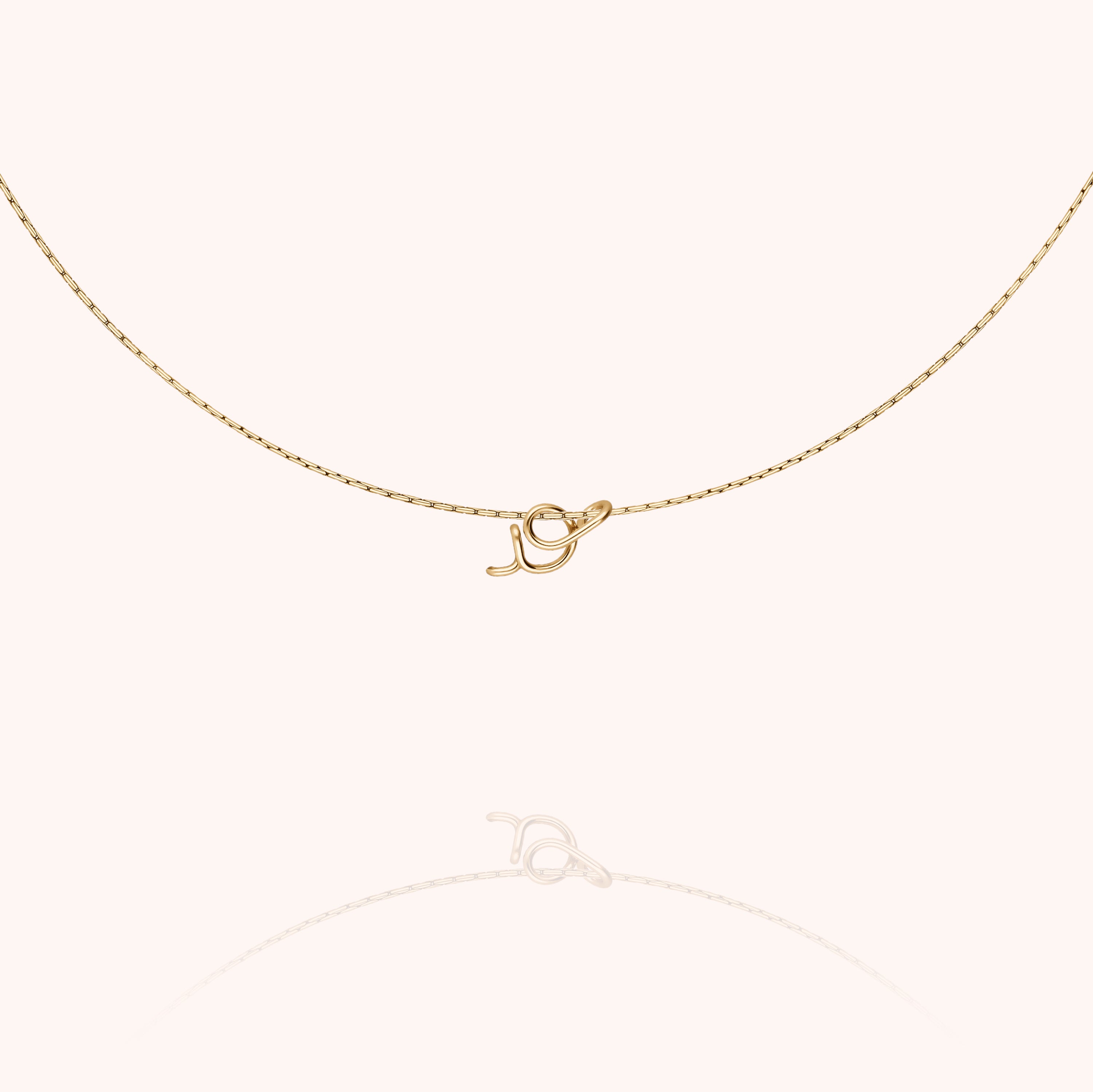 Collier Original Initiale porté au cou — qualité artisanale garantie