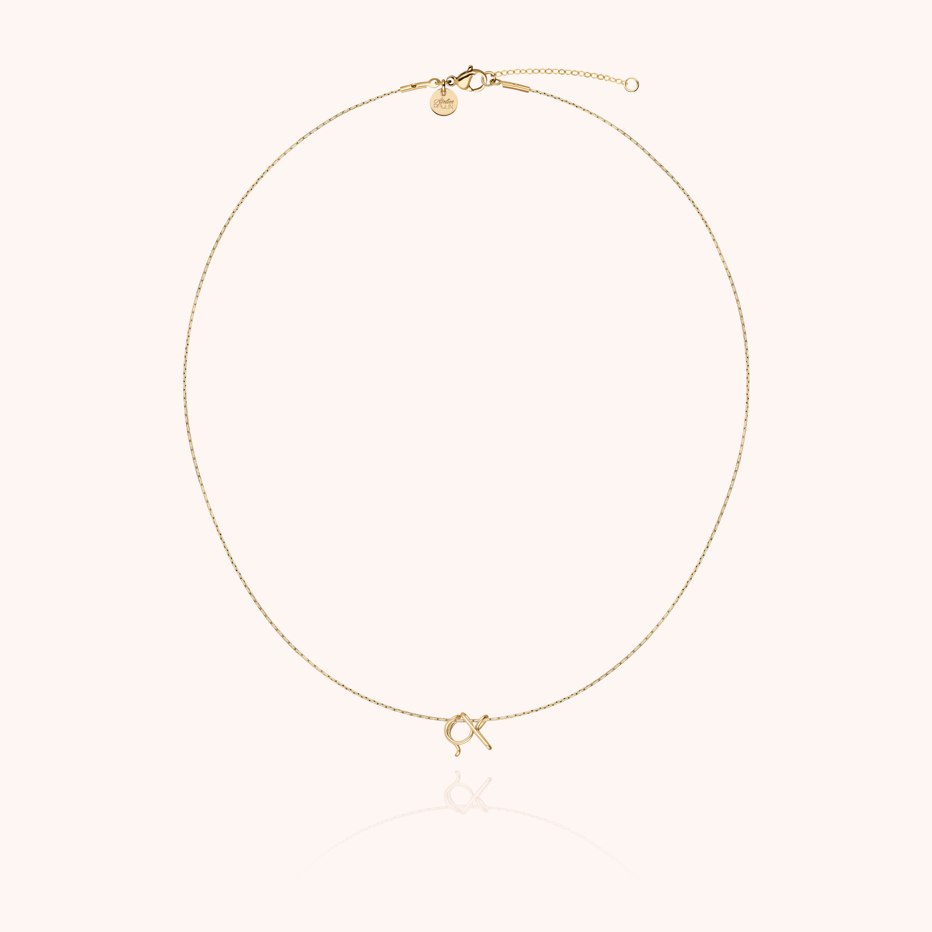 Collier Original Initiale porté au cou — qualité artisanale garantie