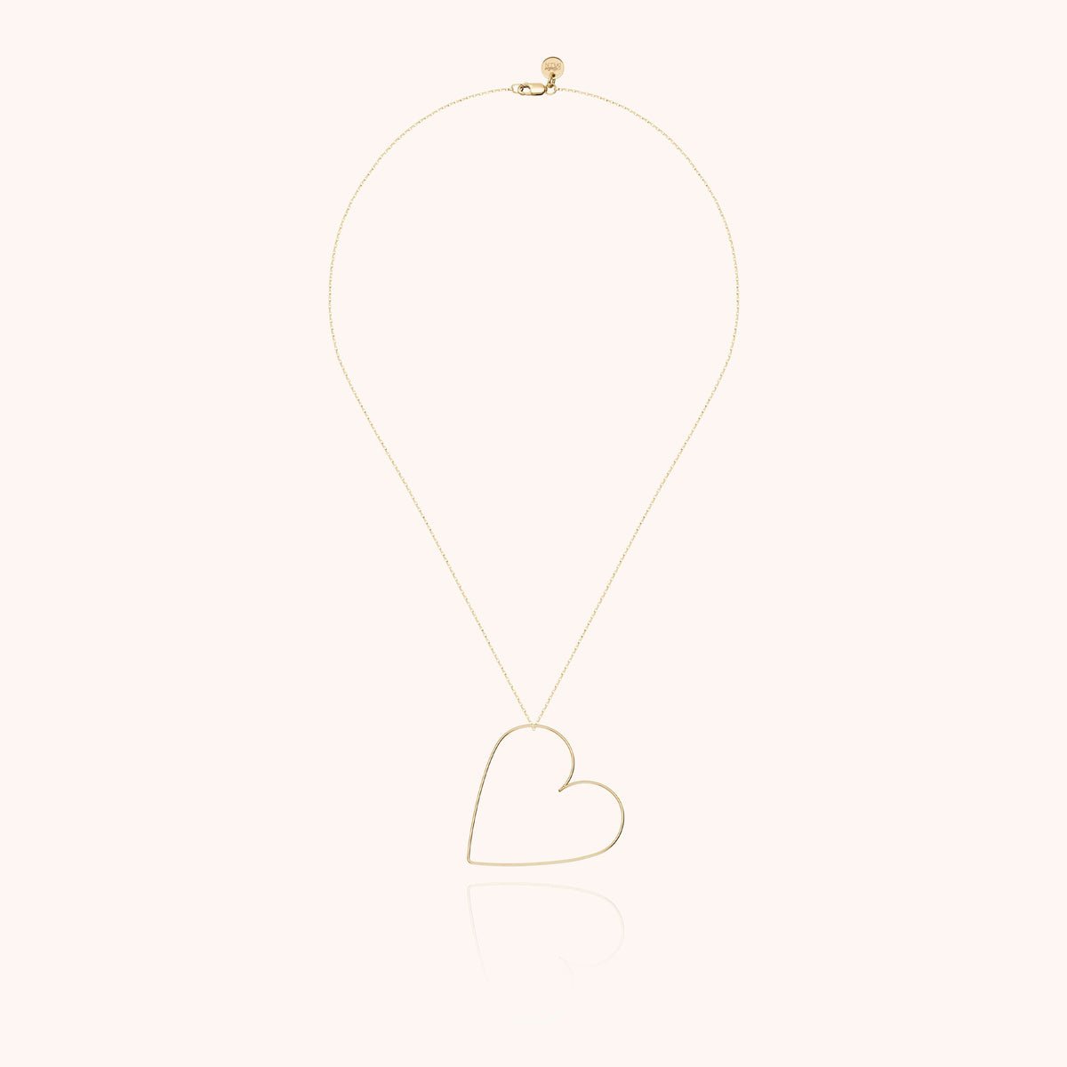 Dettaglio della modellatura a mano su Collana Piccolo Cuore in filo d'oro giallo 18kt