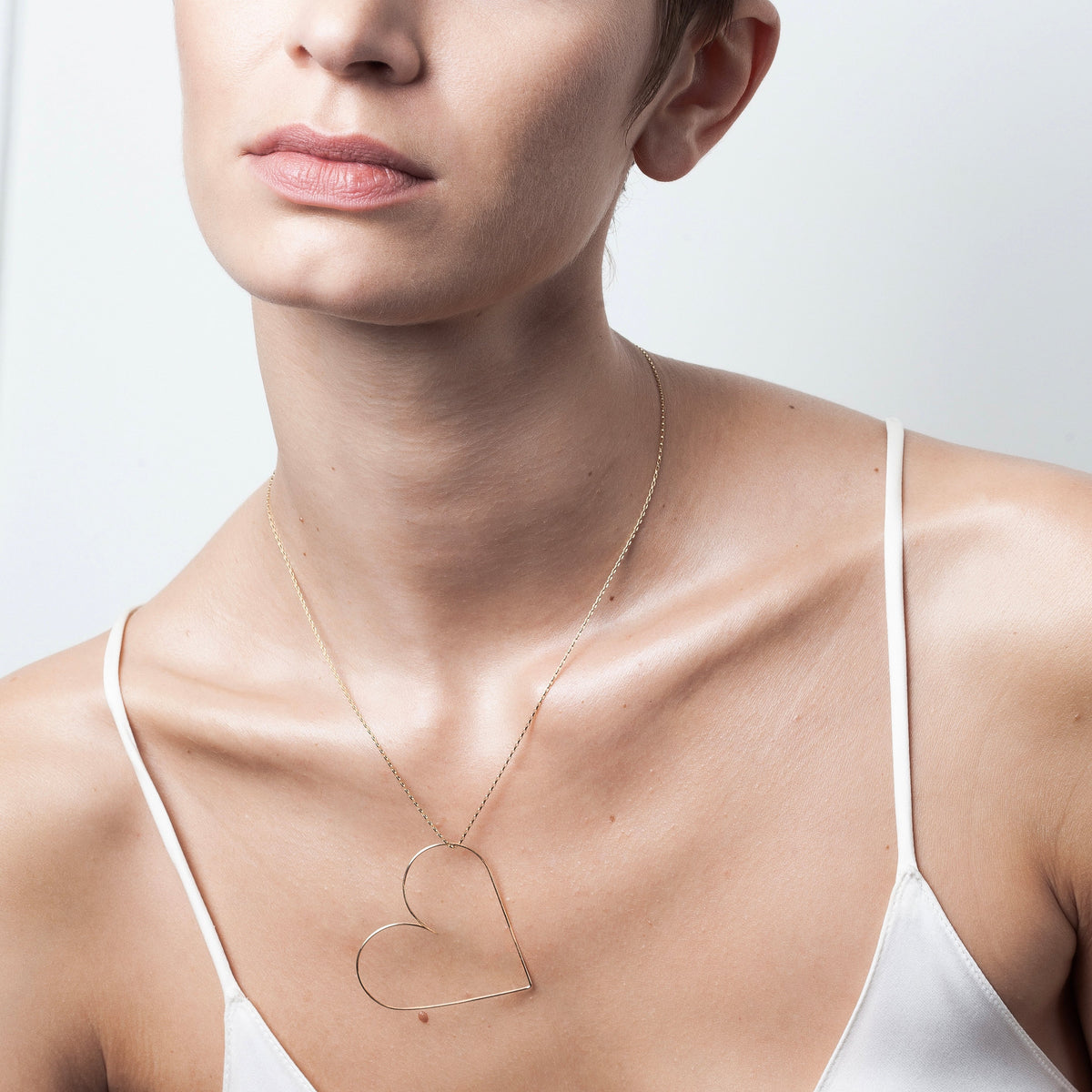 Collana Piccolo Cuore in filo d'oro giallo 18kt, portata al collo