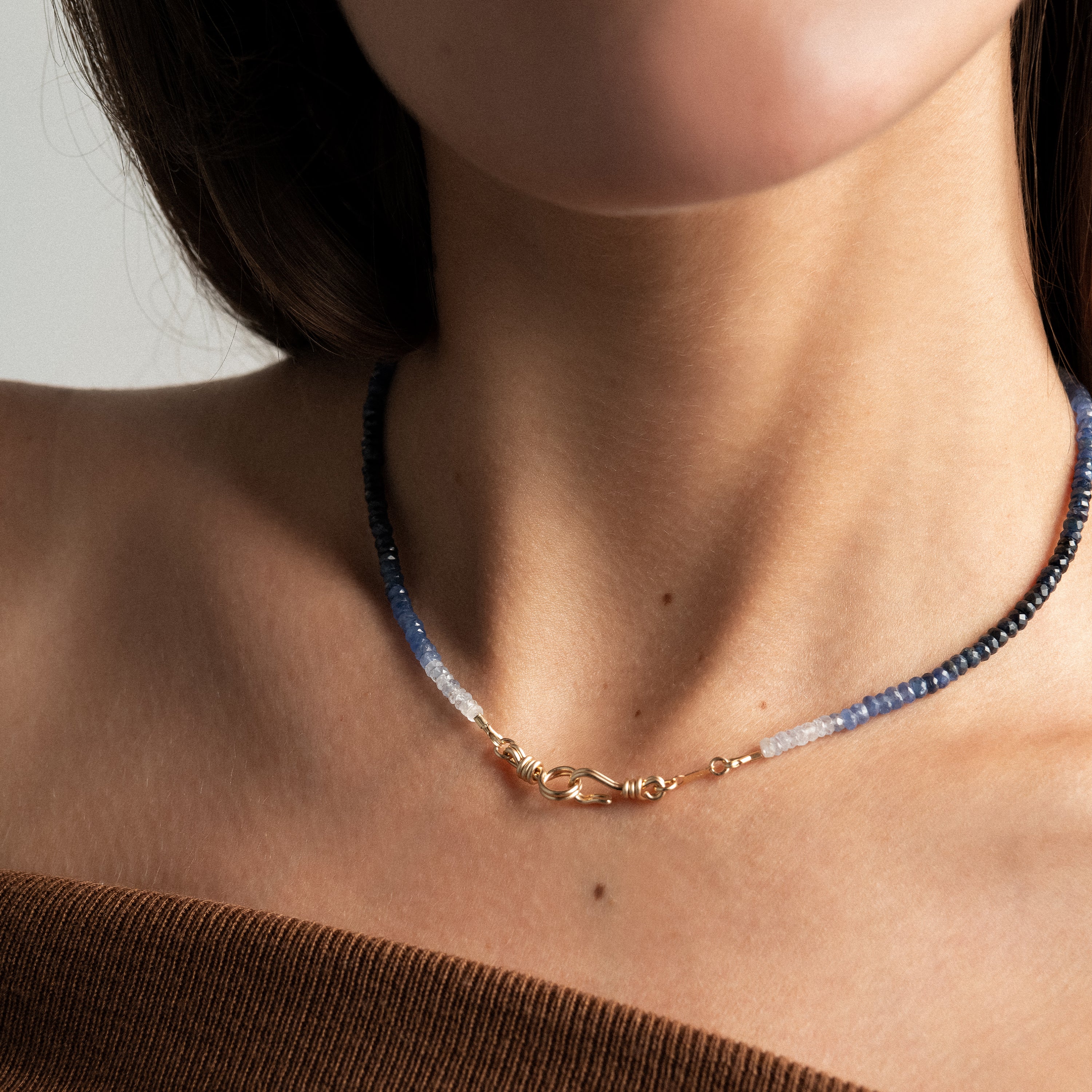 Détail des saphirs bleus montés sur fil d'or personnalisé artisan parisien