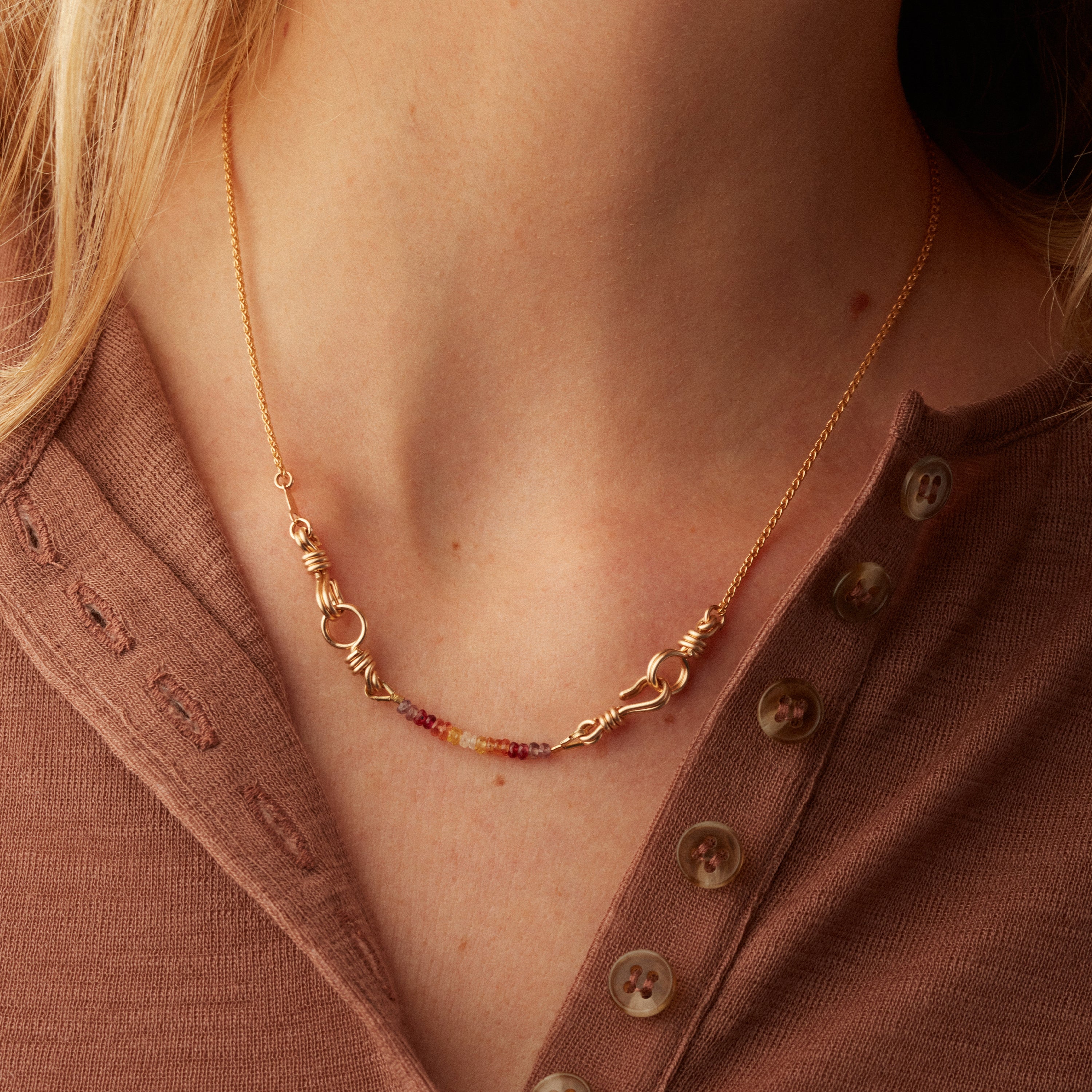 Collier Rope porté élégant en or jaune 14k sur mannequin