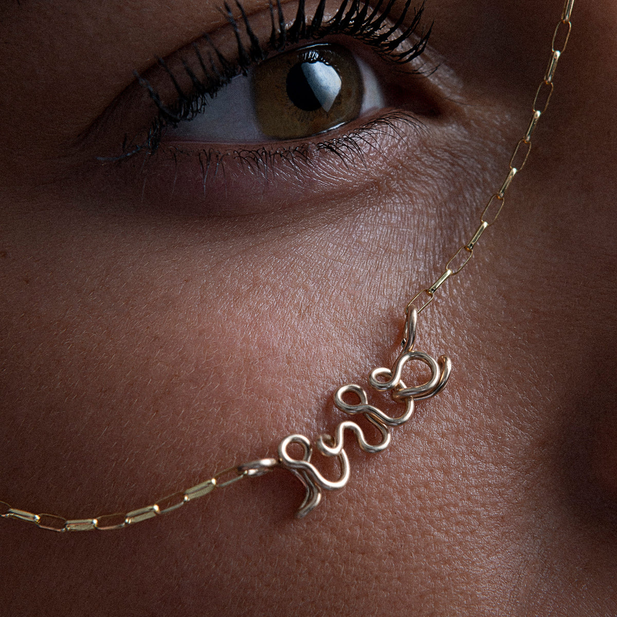 Collana Richelieu Catena Rettangolo Personalizzata in filo d'oro giallo laminato 14k, portata al collo