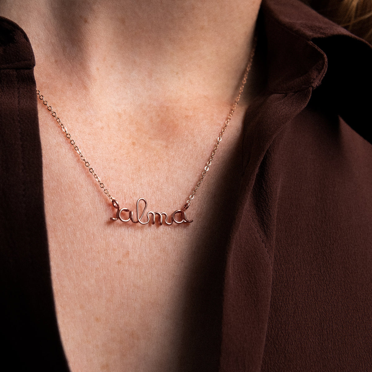 Collana Richelieu Personalizzata in filo d'oro rosa laminato 14k, portata al collo