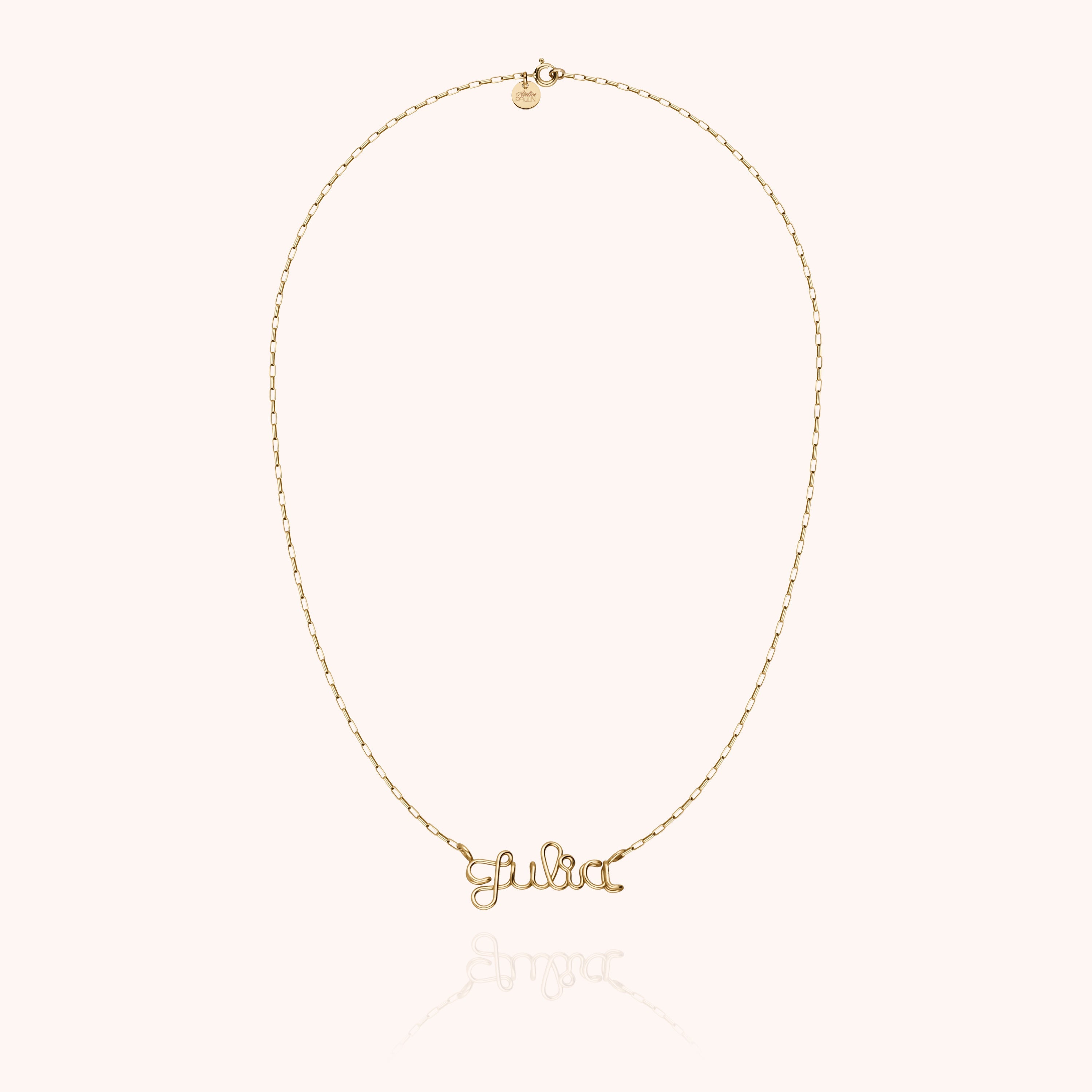 Collier Richelieu Chaîne Rectangle Personnalisé — détail façonnage à la main, or jaune laminé