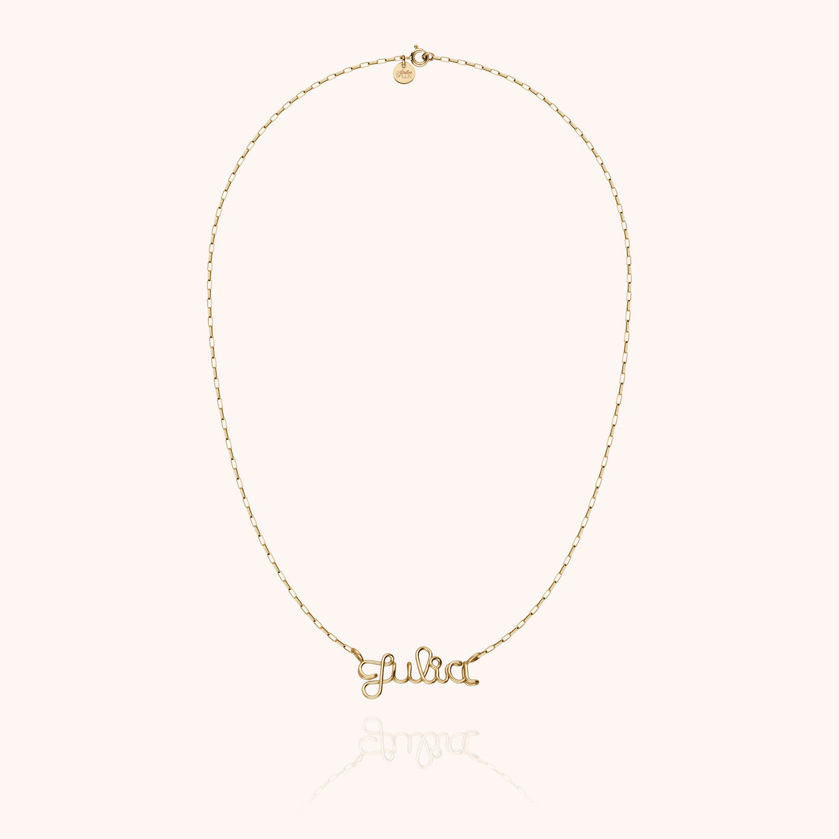 Dettaglio della modellatura a mano su Collana Richelieu Catena Rettangolo Personalizzata in filo d'oro giallo laminato 14k