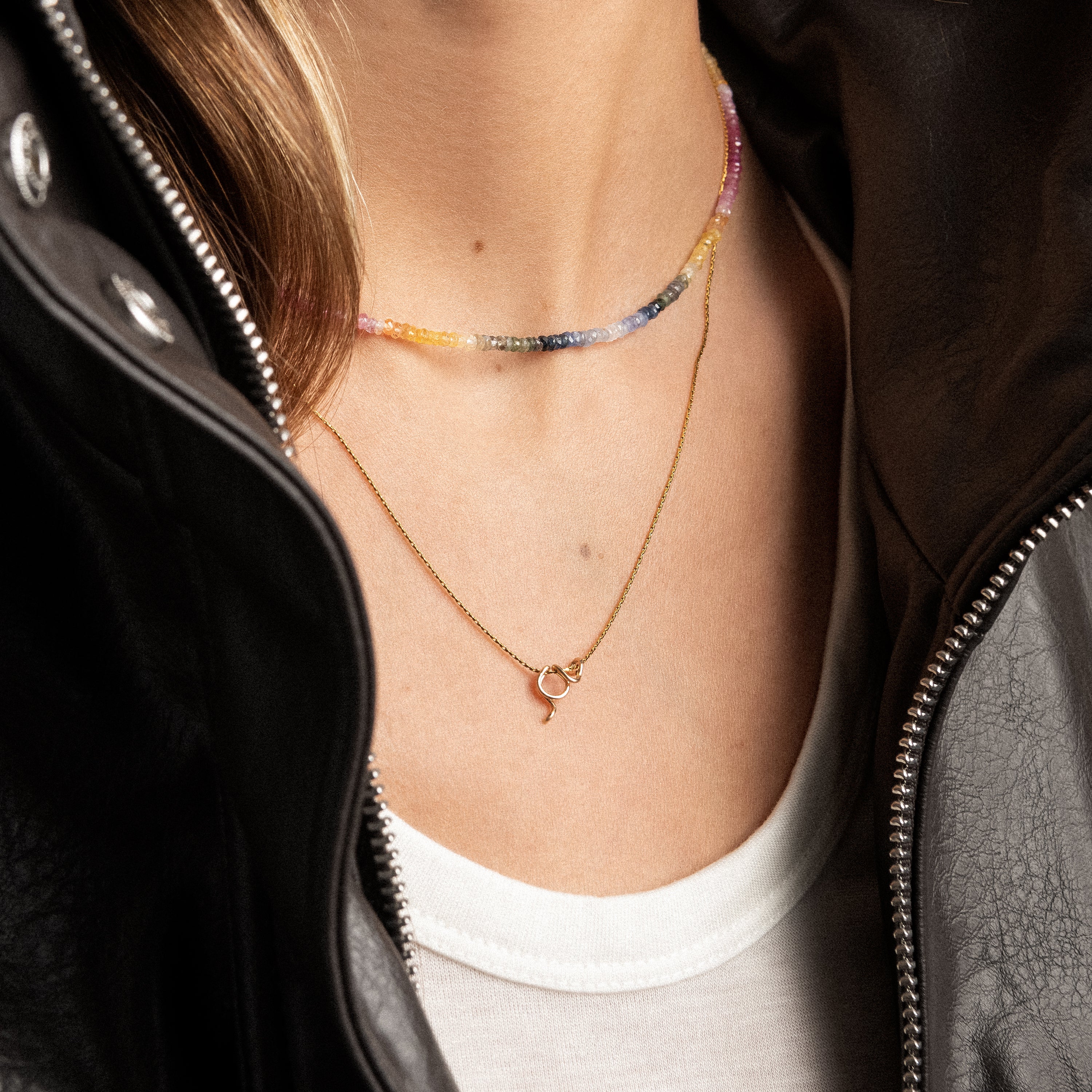 Collier Original Initiale or jaune laminé porté au cou livraison express DHL Atelier Paulin