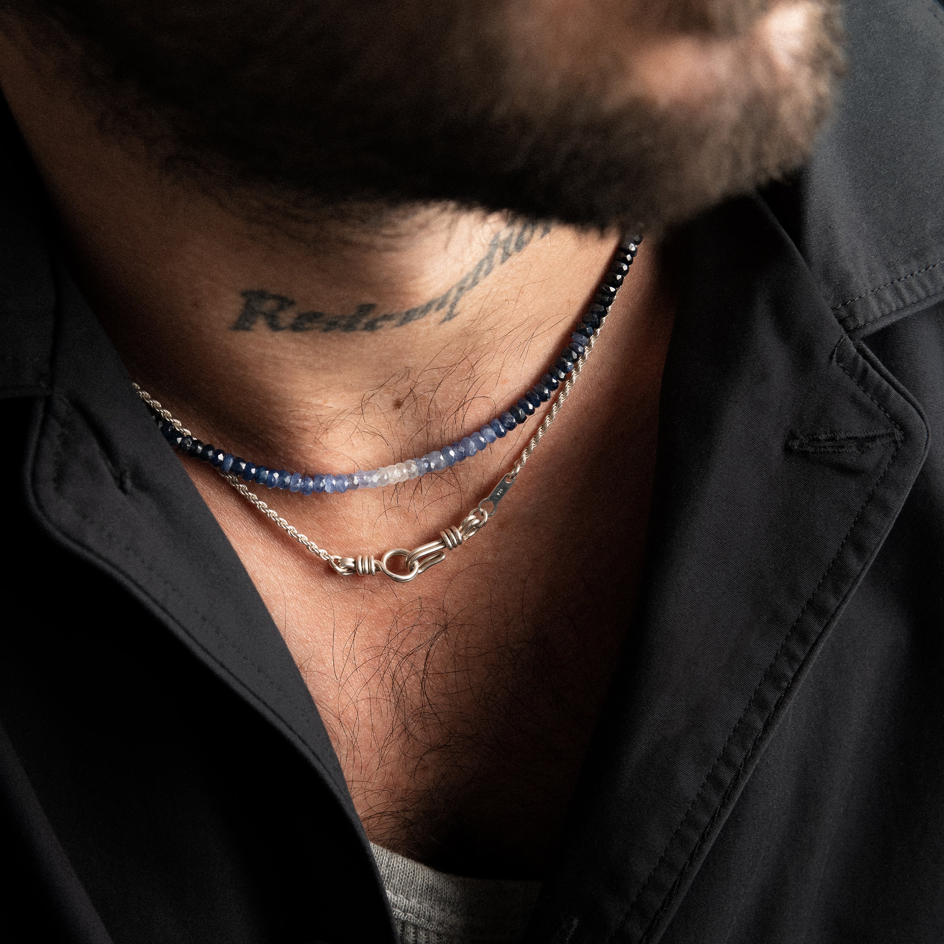 Collier rivière saphir bleu porté au cou vue de profil