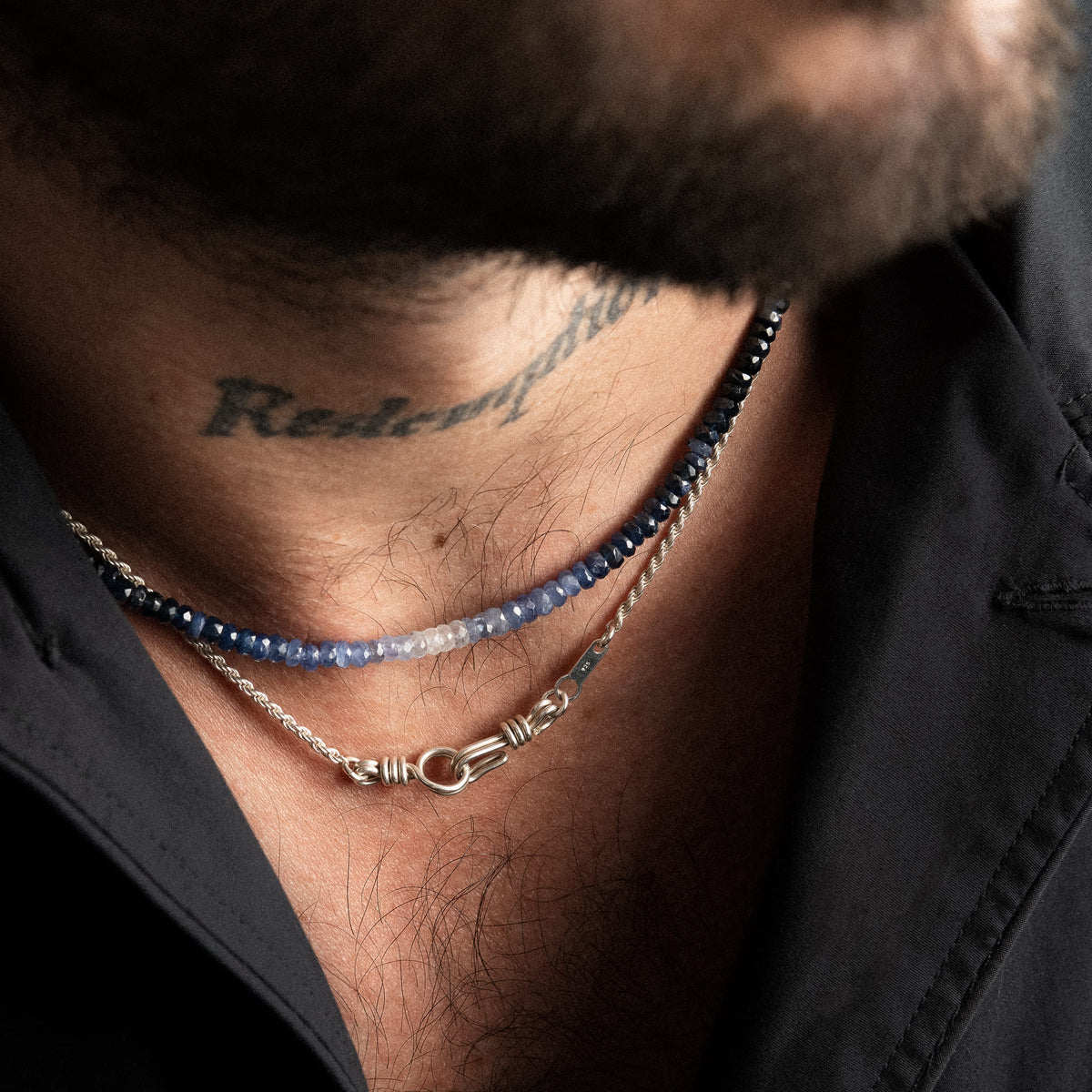 Collier Ras de Cou Rivière Attache moi en saphir bleu porté au cou