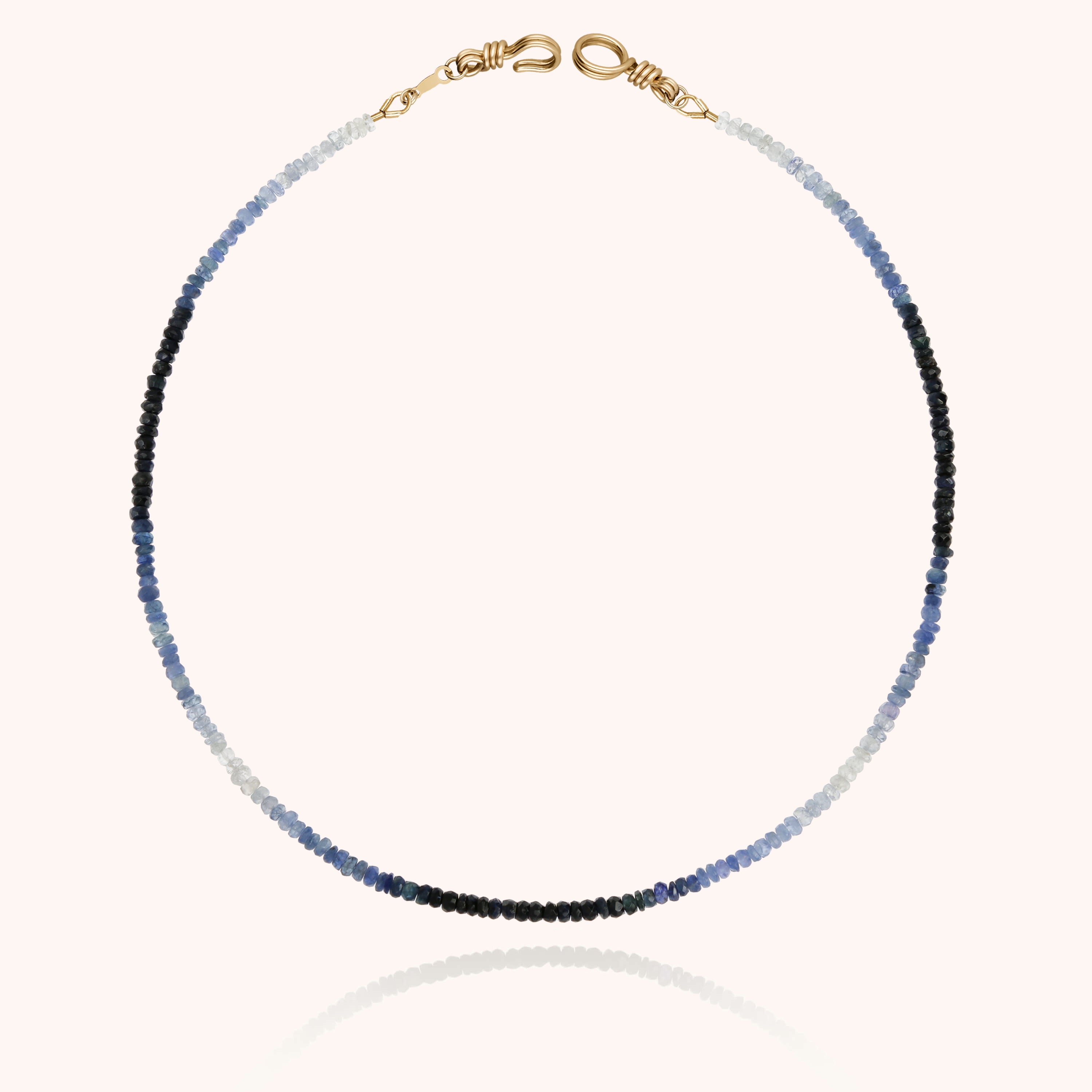 Collier Ras de Cou Rivière Attache moi - saphir bleu porté au cou — livraison express sécurisée