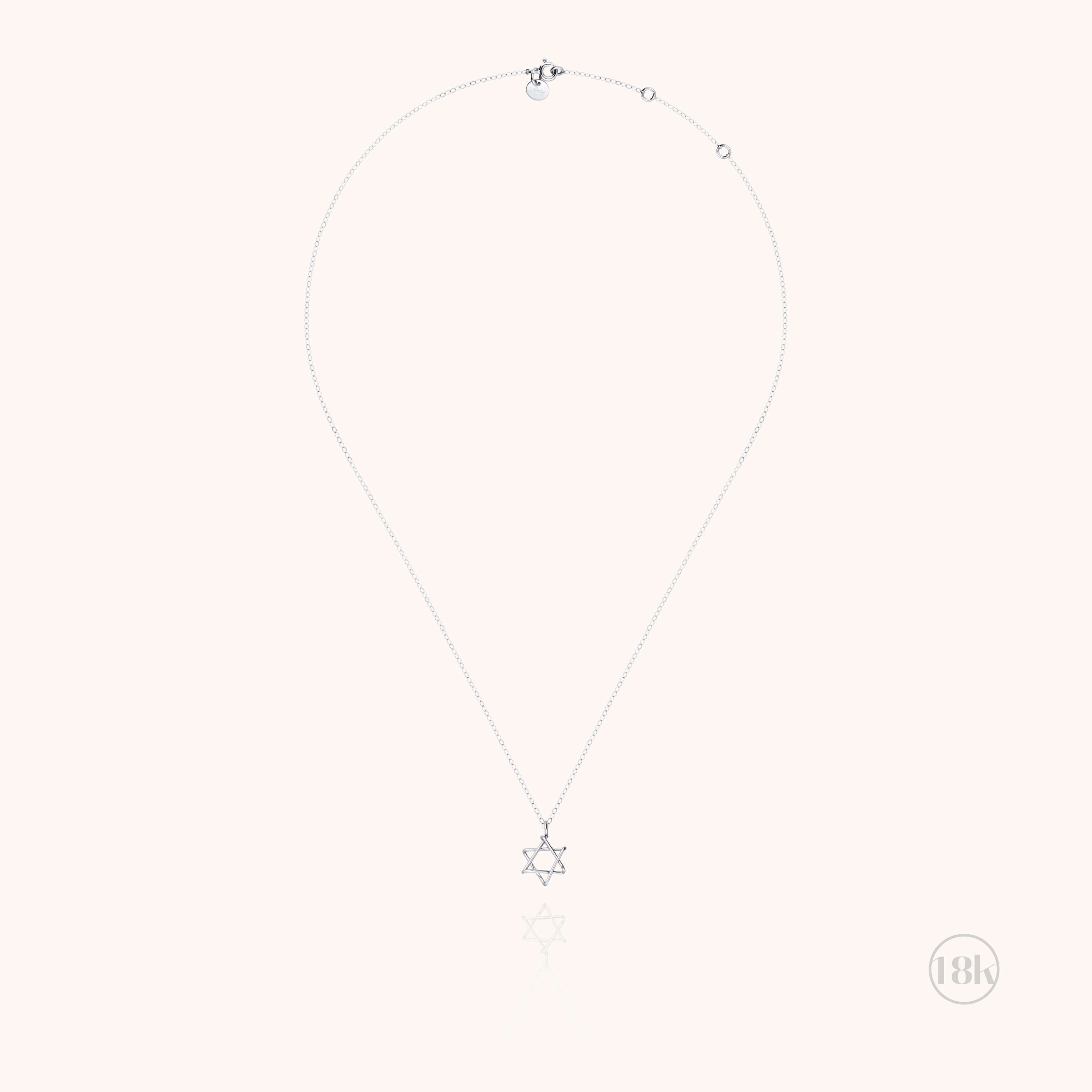 Détail du charm étoile de David façonné main en or blanc 18 carats