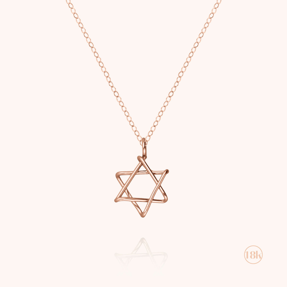 Kette mit Davidstern-Charm aus 18 Karat Roségold auf weißem Hintergrund