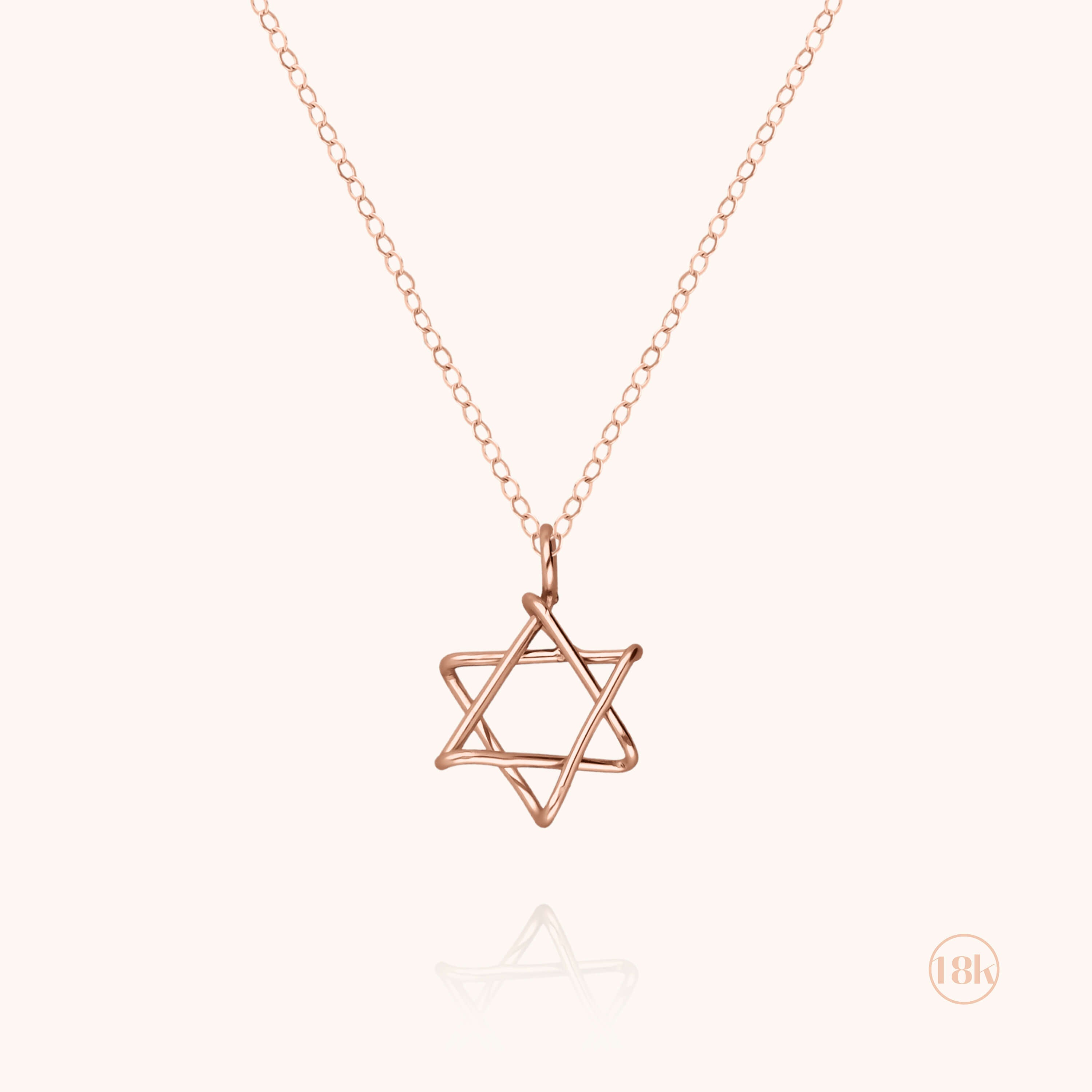 Collier charms Étoile de David en or rose 750 millièmes sur fond blanc