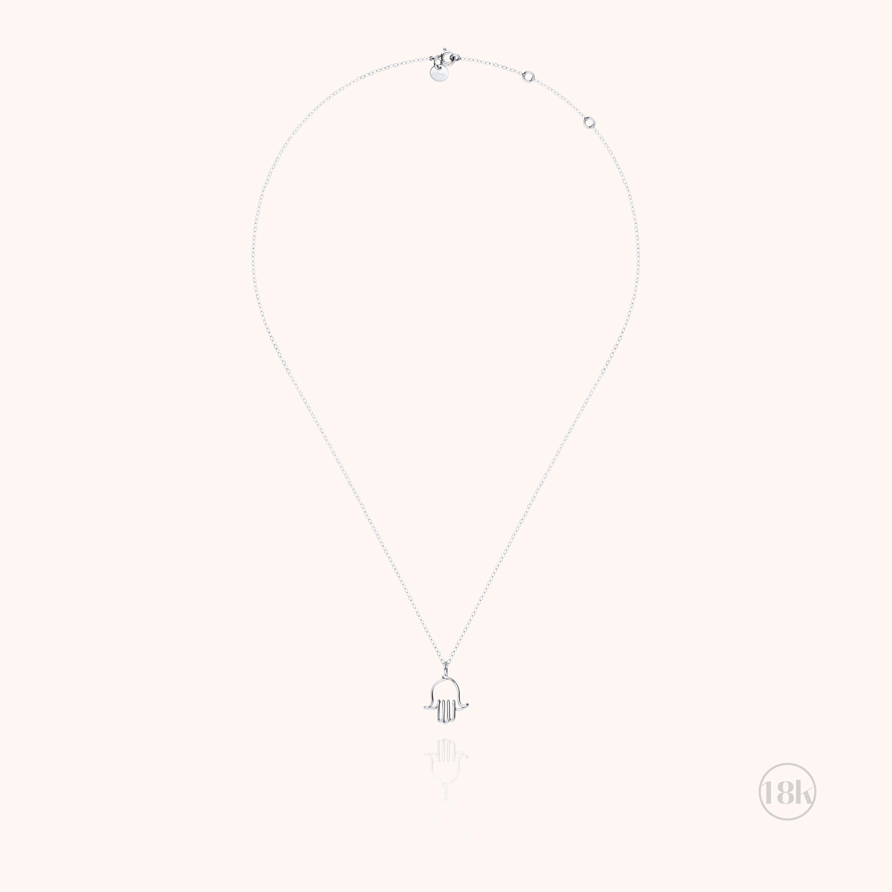 Détail du charm main de Fatma en or blanc 18 carats sur chaîne Richelieu