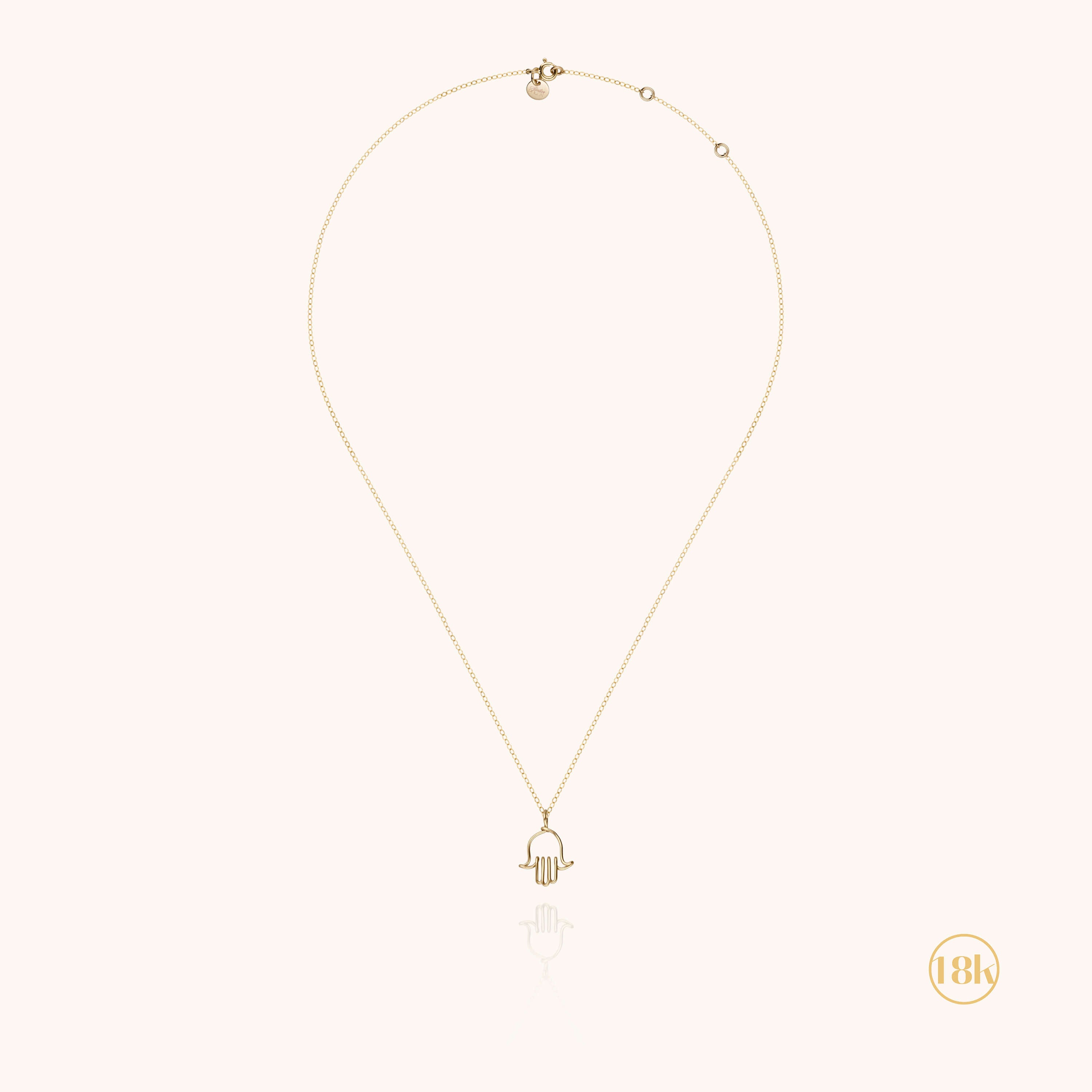 Collier symbolic porté montrant la pampille Main de Fatma protectrice en or