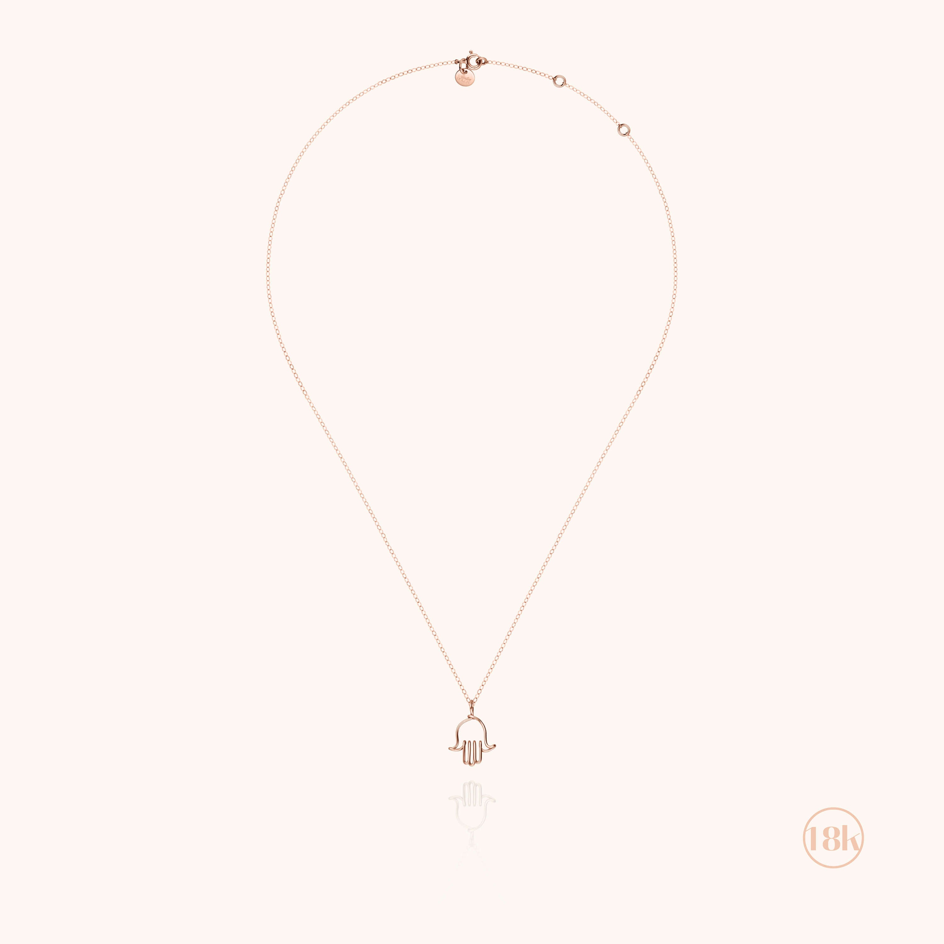 Détail du charm Main de Fatma en or rose façonné à la main
