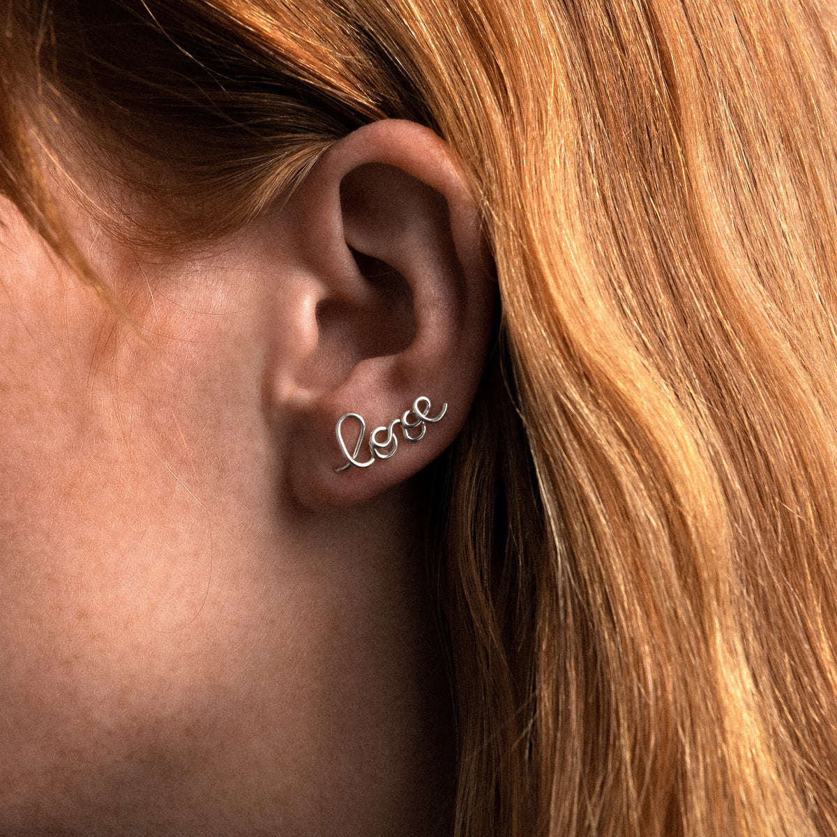 Ear Cuff Originale Personalizzato in filo d'oro bianco 18kt, portato all'orecchio