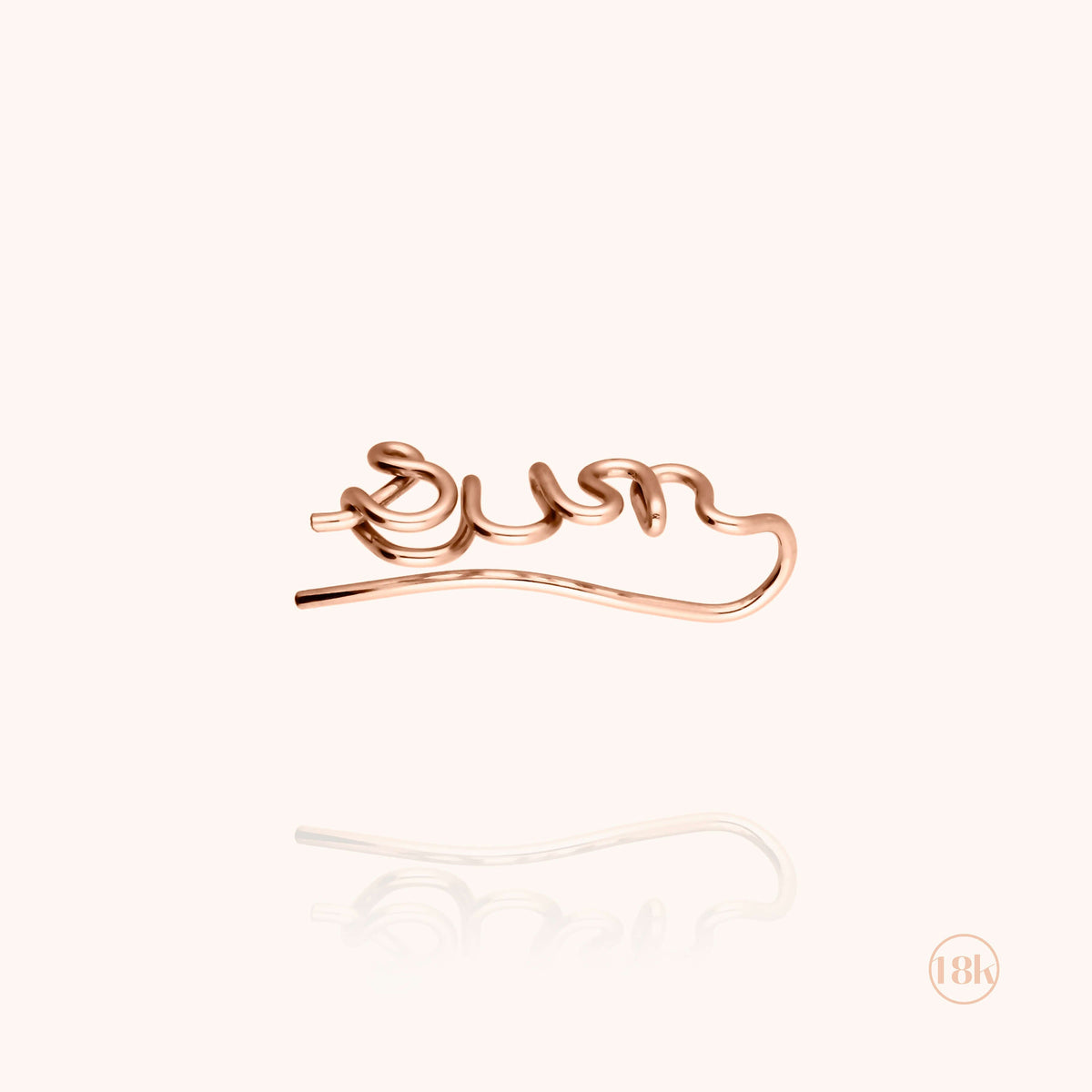 Ear Cuff Originale Personalizzato in filo d'oro rosa 18kt, portato all'orecchio