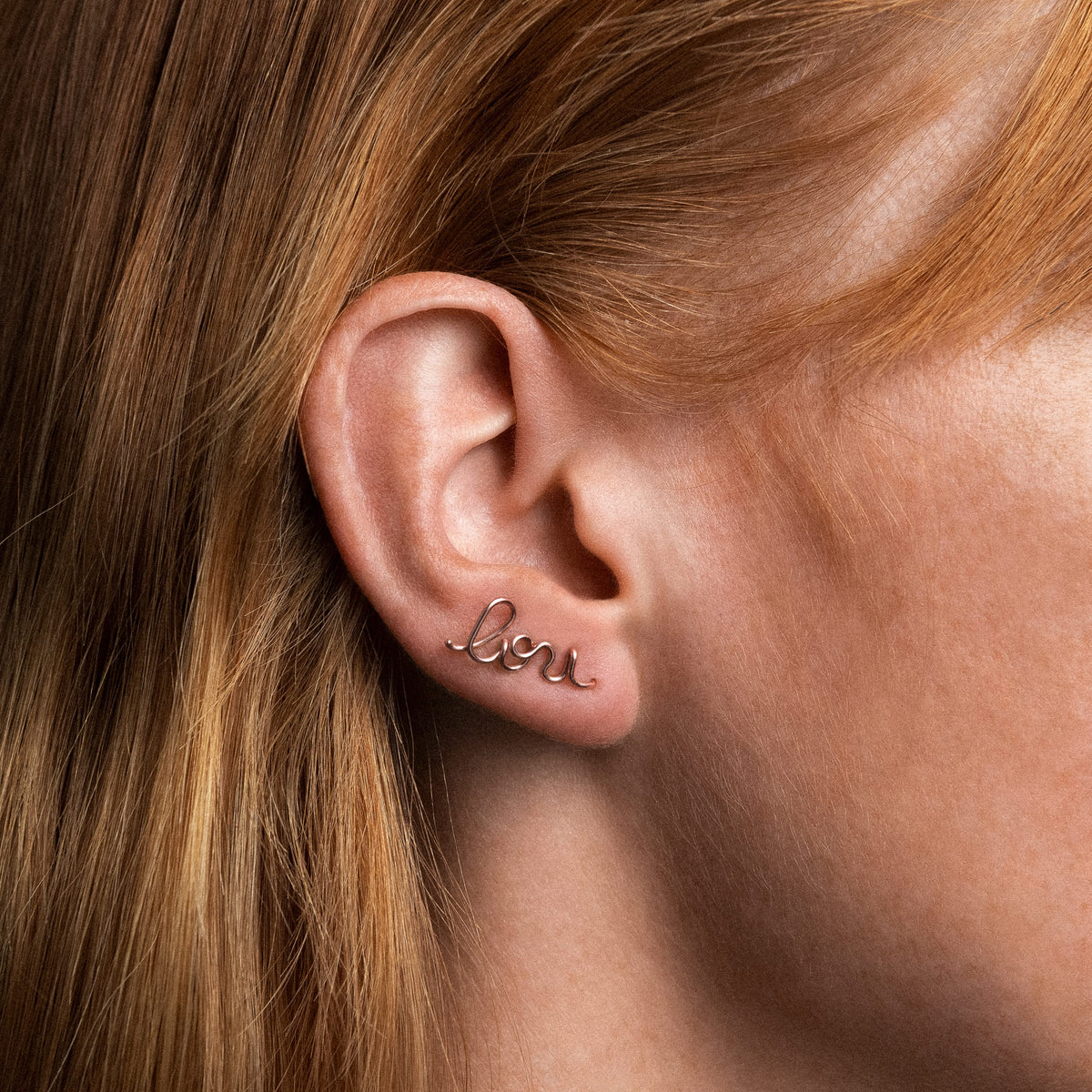 Ear Cuff Originale Personalizzato in filo d'oro rosa 18kt, su fondo bianco