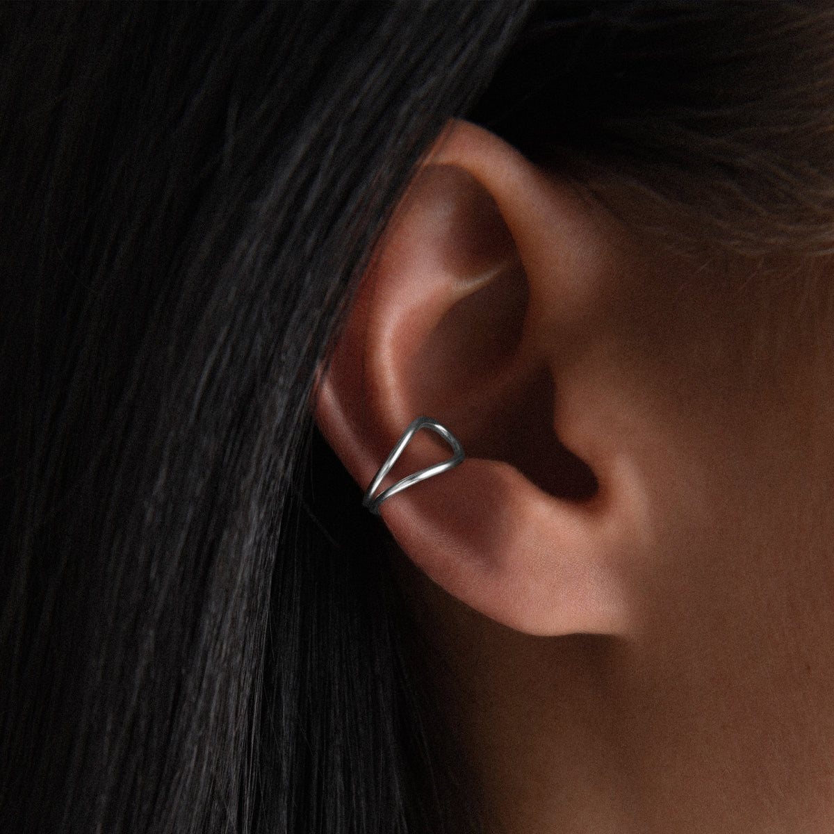 Ear Cuff Outline Lettera E in filo d'argento sterling 925, portato all'orecchio
