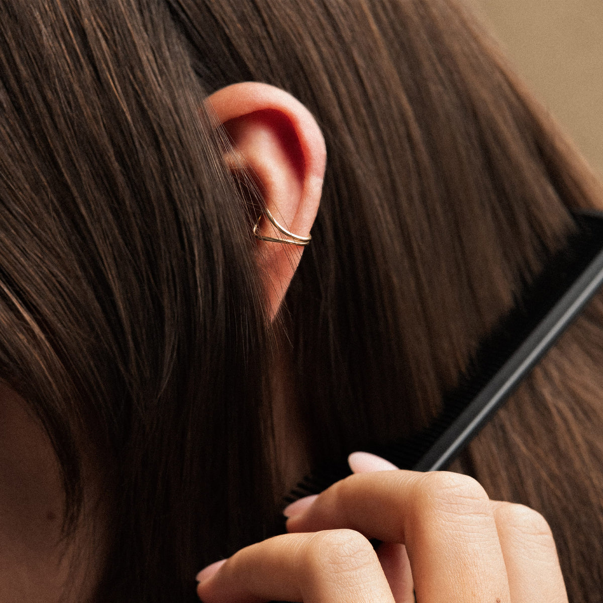 Dettaglio della modellatura a mano su Ear Cuff Outline Lettera E