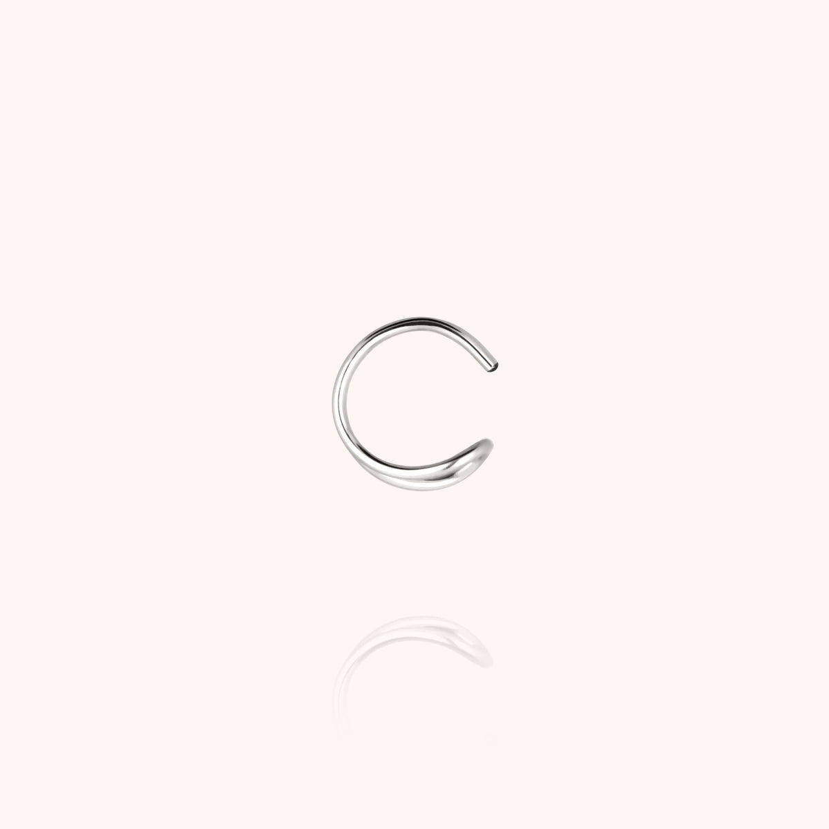 Primo piano del filo d'argento sterling 925 su Ear Cuff Outline Lettera E