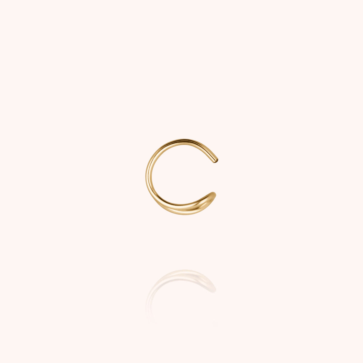 Primo piano della chiusura su Ear Cuff Outline Lettera E in filo d'oro giallo laminato 14k