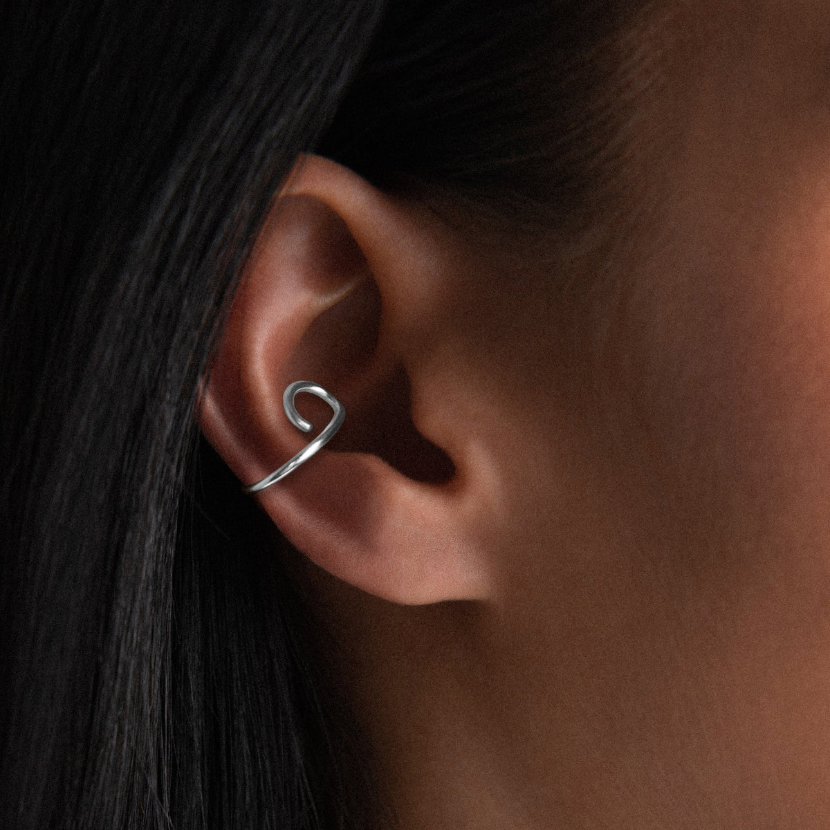 Ear Cuff Outline Lettera O in filo d'argento sterling 925, portato all'orecchio