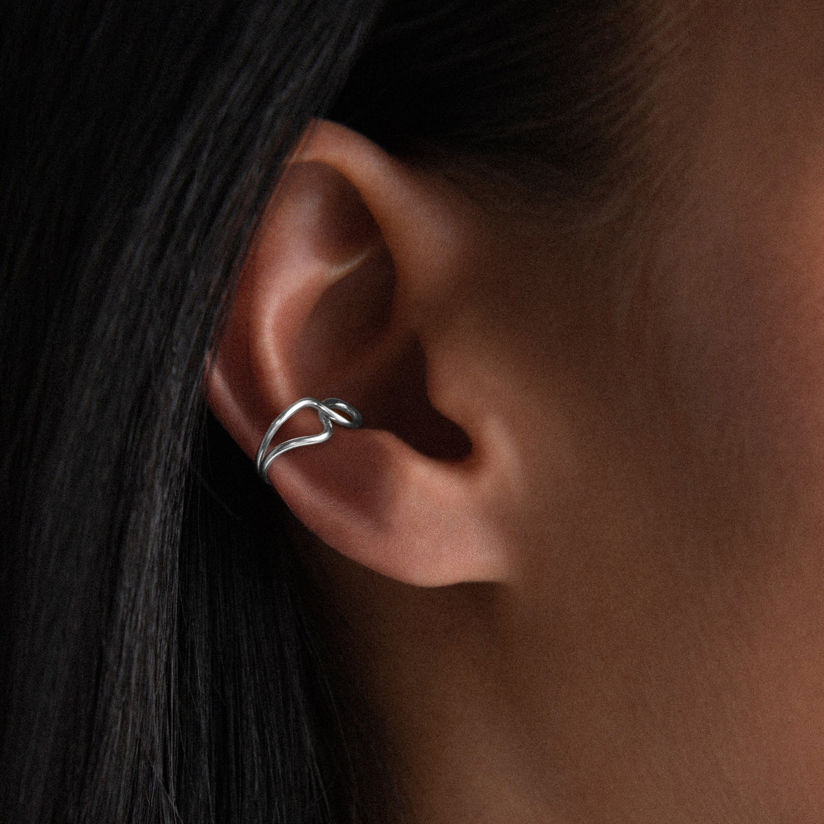 Ear Cuff Outline Lettera V in filo d'argento sterling 925, portato all'orecchio