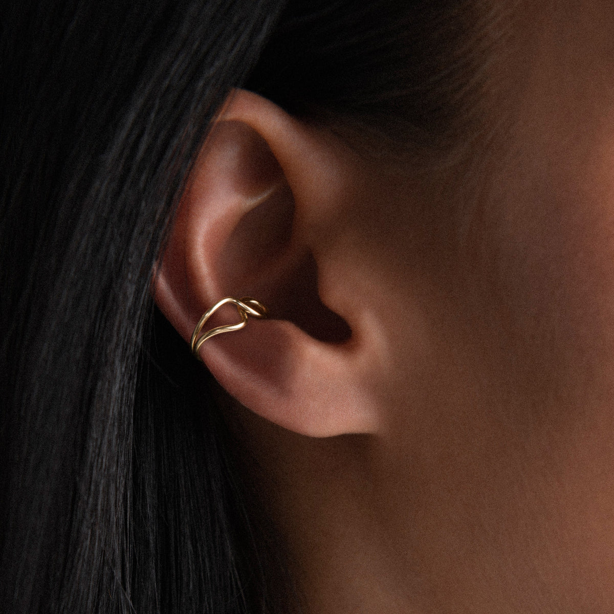 Ear Cuff Outline Lettera V in filo d'oro giallo laminato 14k, portato all'orecchio
