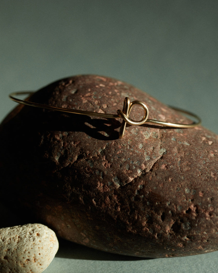 Bracelet Jonc Original Initiale porté au poignet — or jaune laminé expédition rapide et sécurisée