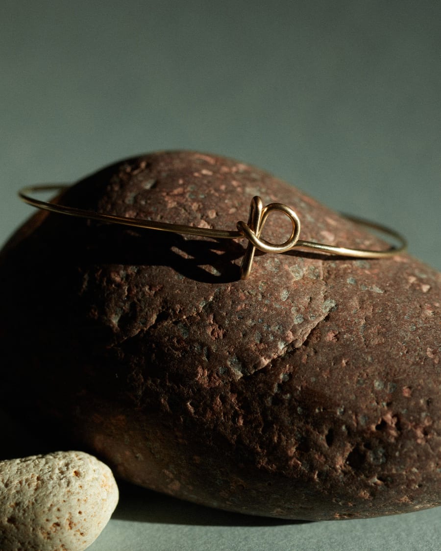 Bracelet Jonc Original Initiale porté au poignet — or jaune laminé expédition rapide et sécurisée